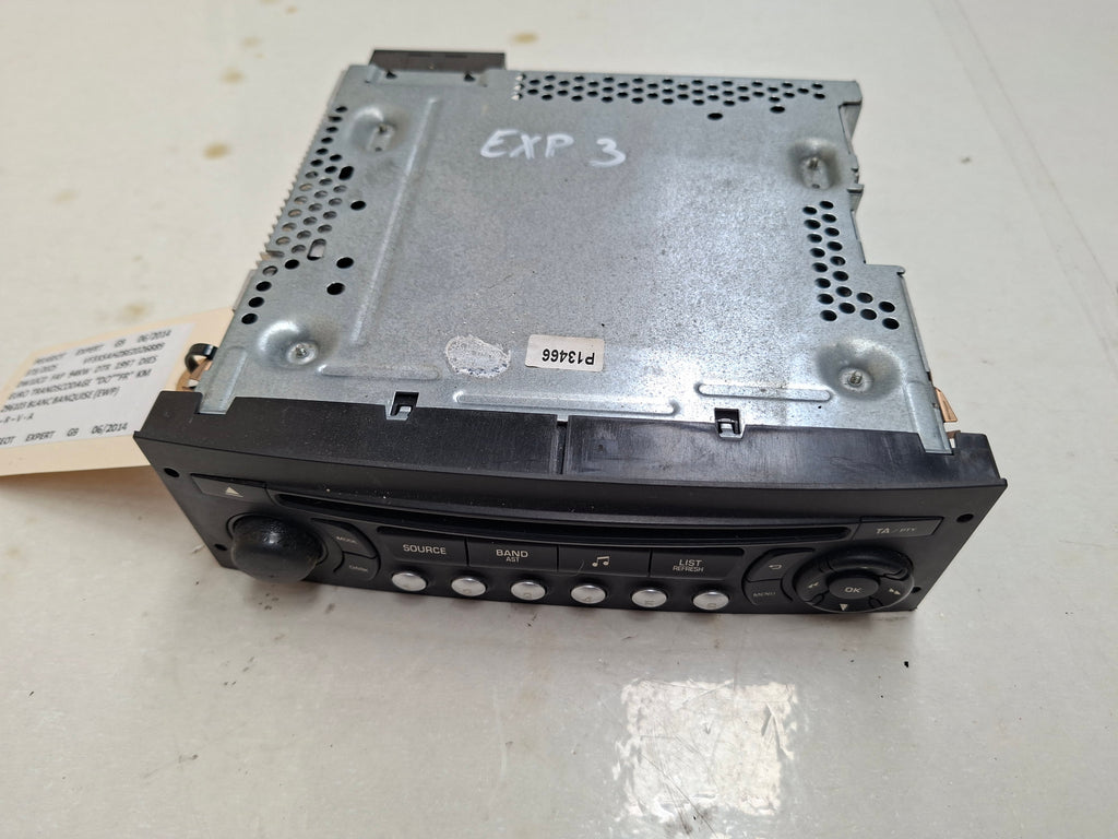 Originele autoradio van een Peugeot Expert G9 (OEM 16 106 276 XT), bouwjaar 2014
