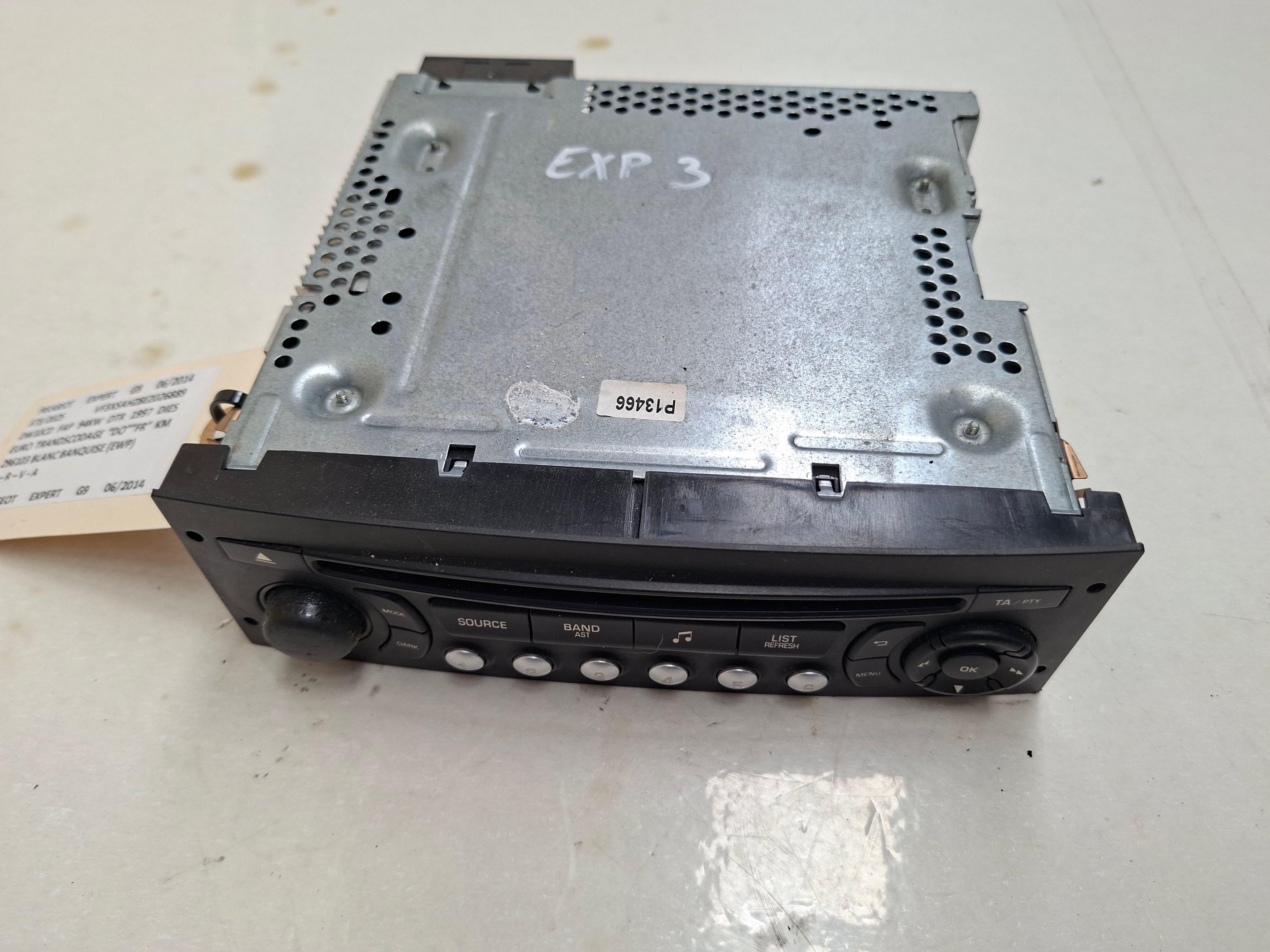 Originele autoradio van een Peugeot Expert G9 (OEM 16 106 276 XT), bouwjaar 2014