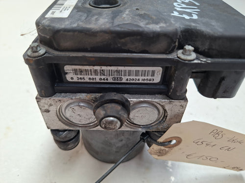 Origineel ABS-blok van een Peugeot Expert G9 (OEM 4541 EN), bouwjaar 2014

