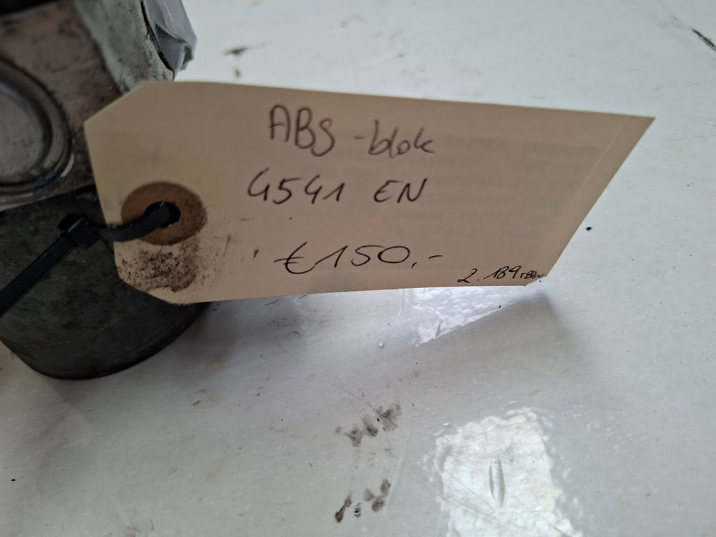 Origineel ABS-blok van een Peugeot Expert G9 (OEM 4541 EN), bouwjaar 2014

