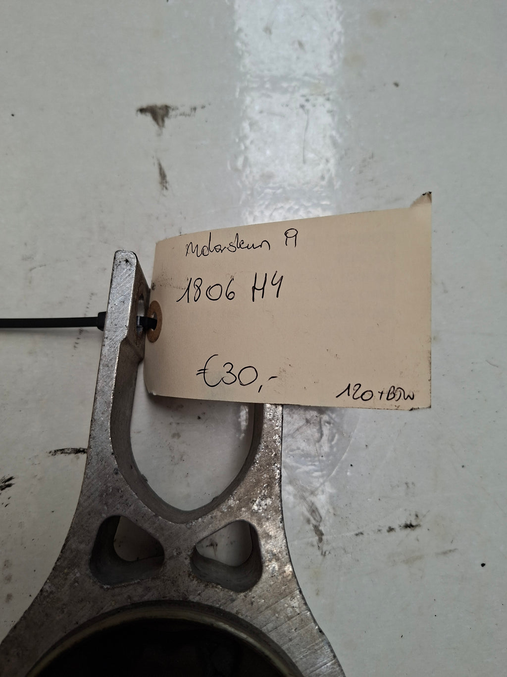 Originele motorsteun van een Peugeot Expert G9 (OEM 1806 H4), bouwjaar 2014

