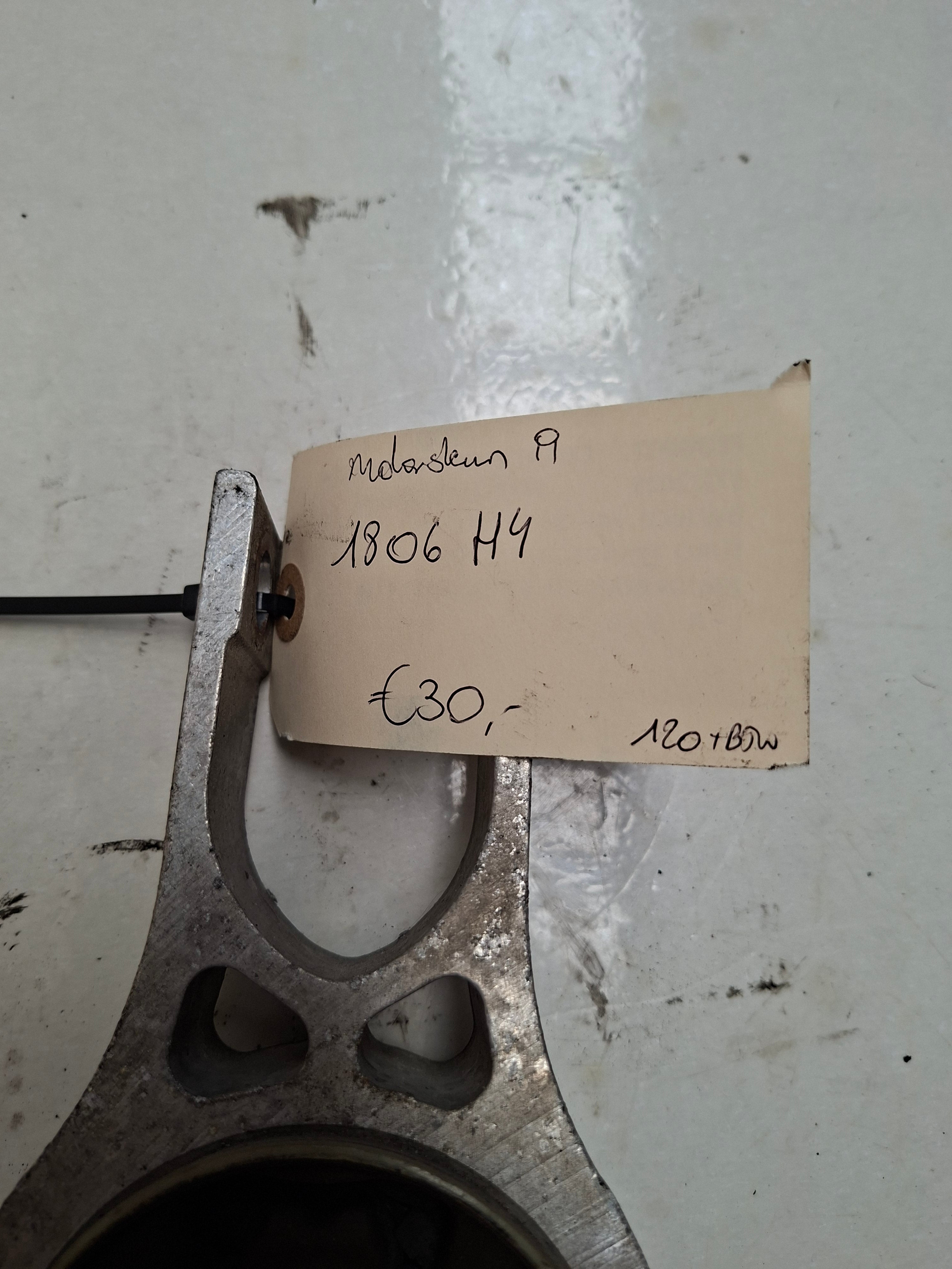 Originele motorsteun van een Peugeot Expert G9 (OEM 1806 H4), bouwjaar 2014

