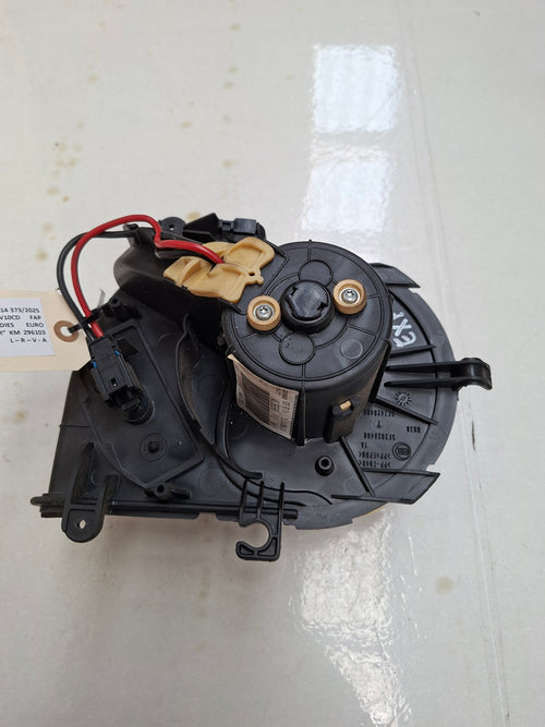 Originele aanjager (interieurventilator) van een Peugeot Expert G9 (OEM 6441 X7 / 16 135 663 80), bouwjaar 2014