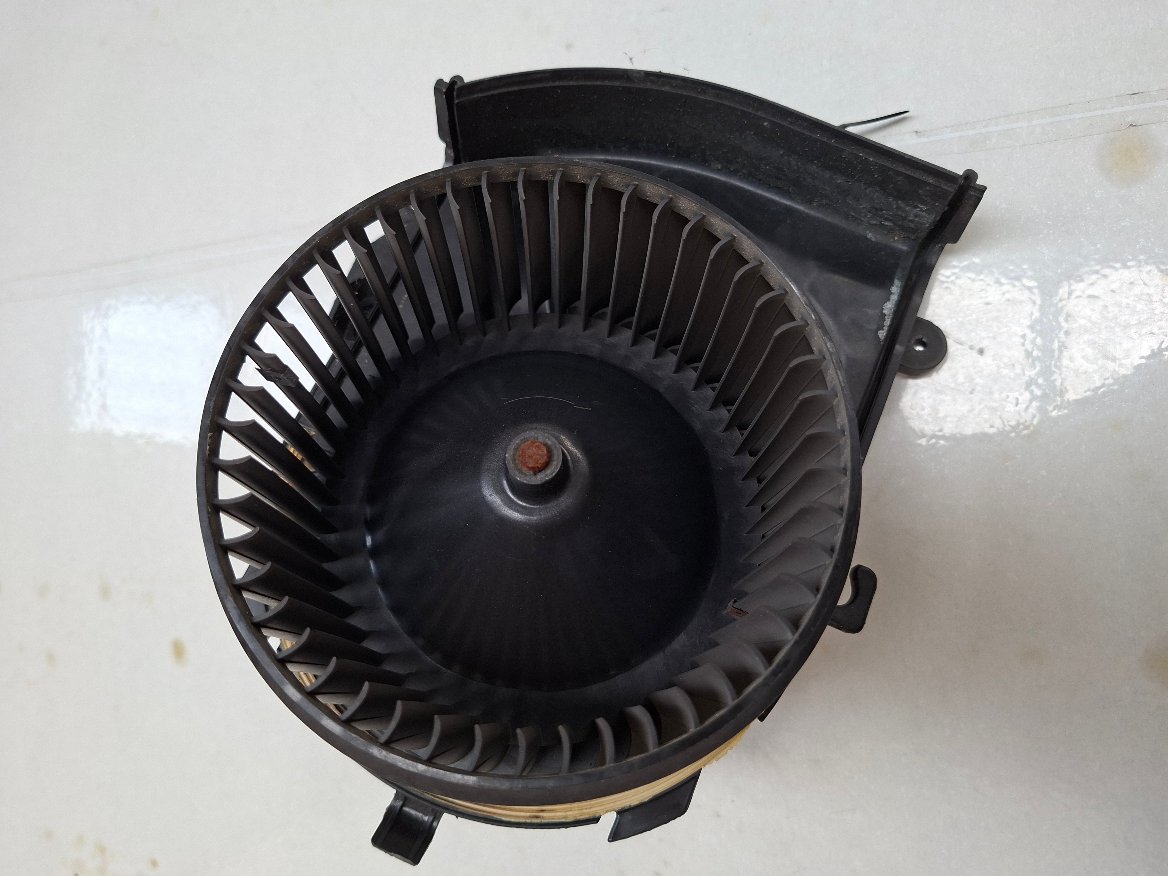 Originele aanjager (interieurventilator) van een Peugeot Expert G9 (OEM 6441 X7 / 16 135 663 80), bouwjaar 2014