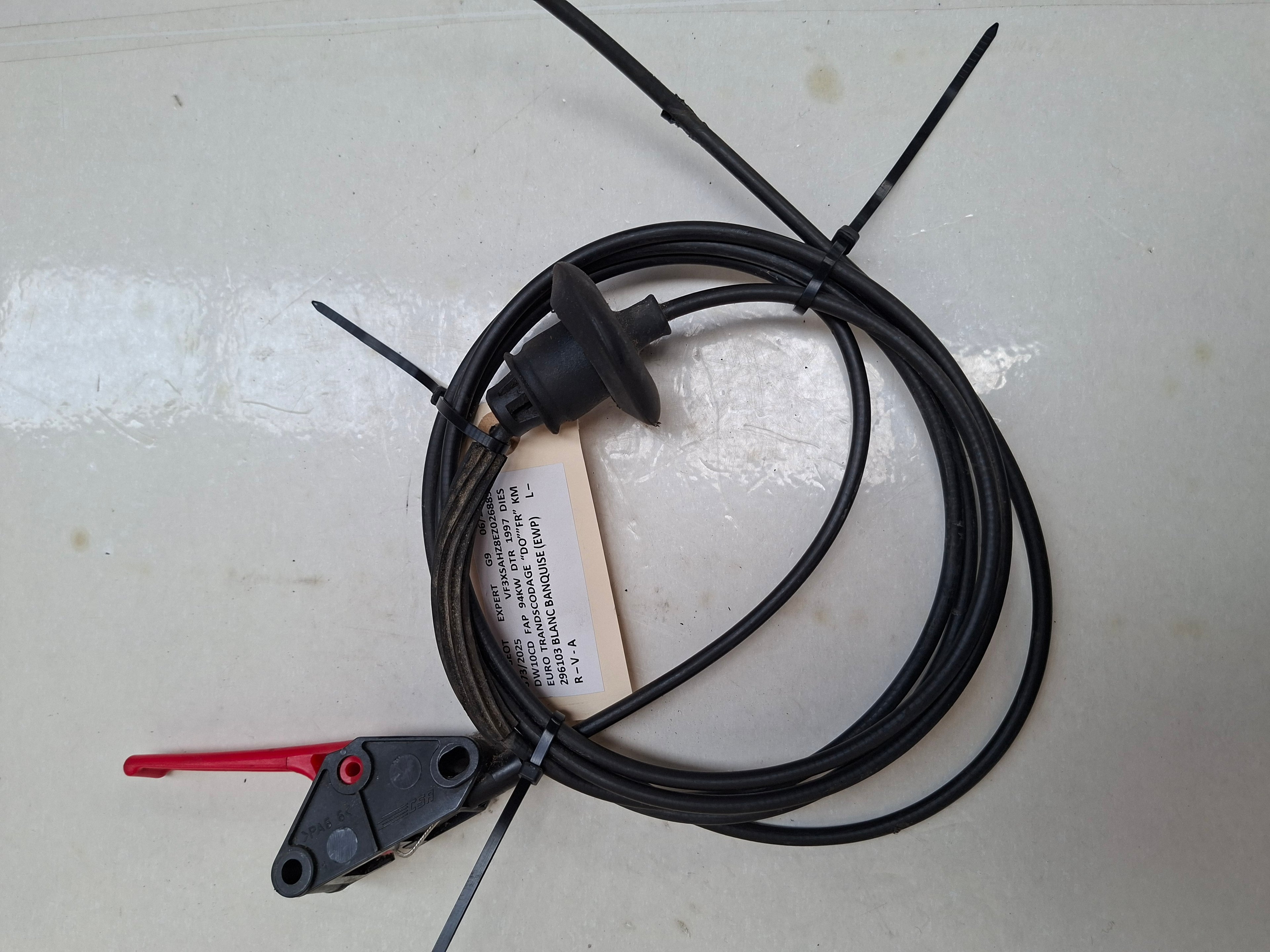 Originele motorkapkabel van een Peugeot Expert G9 (OEM 7937 H9), bouwjaar 2014