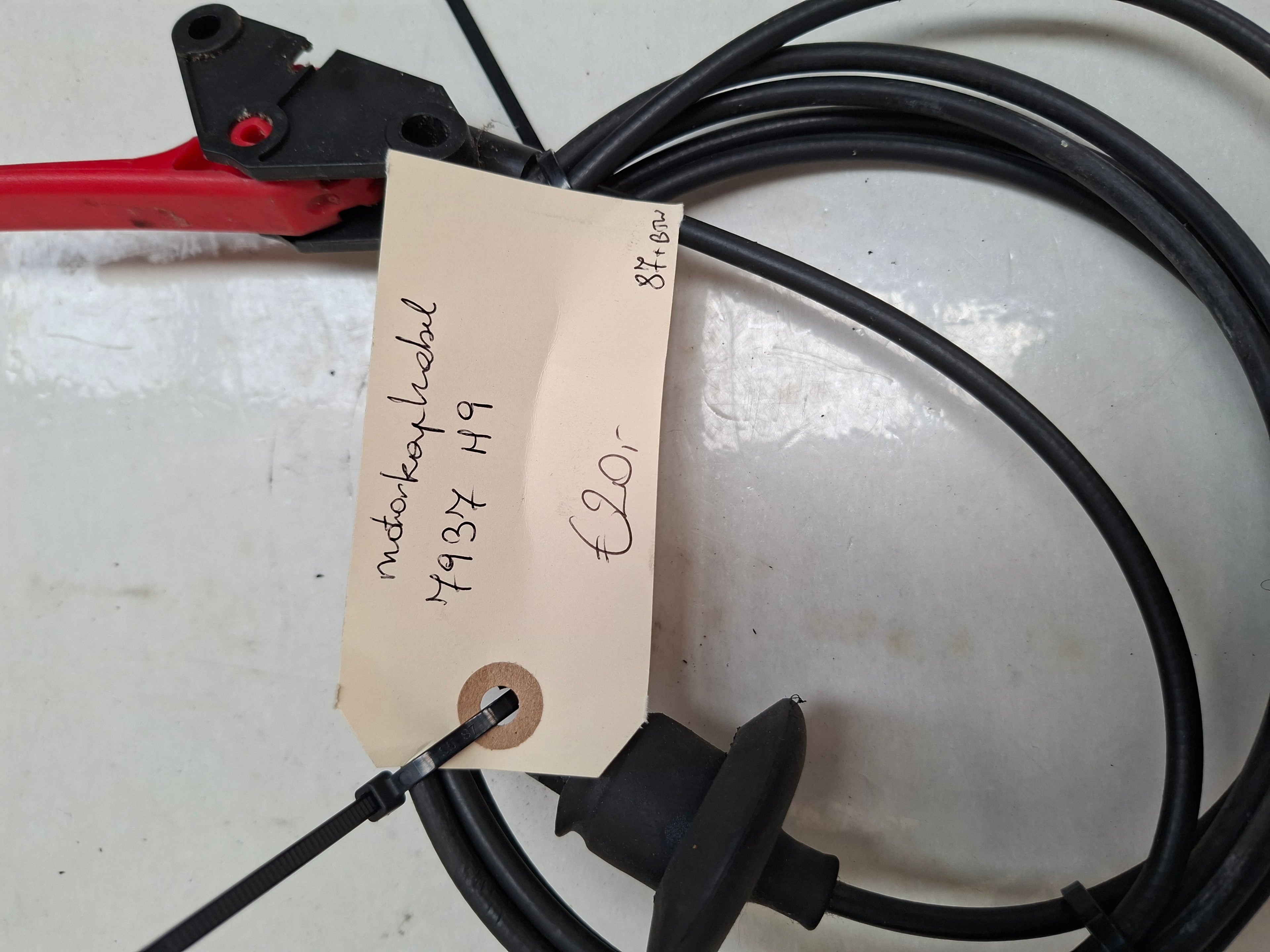 Originele motorkapkabel van een Peugeot Expert G9 (OEM 7937 H9), bouwjaar 2014