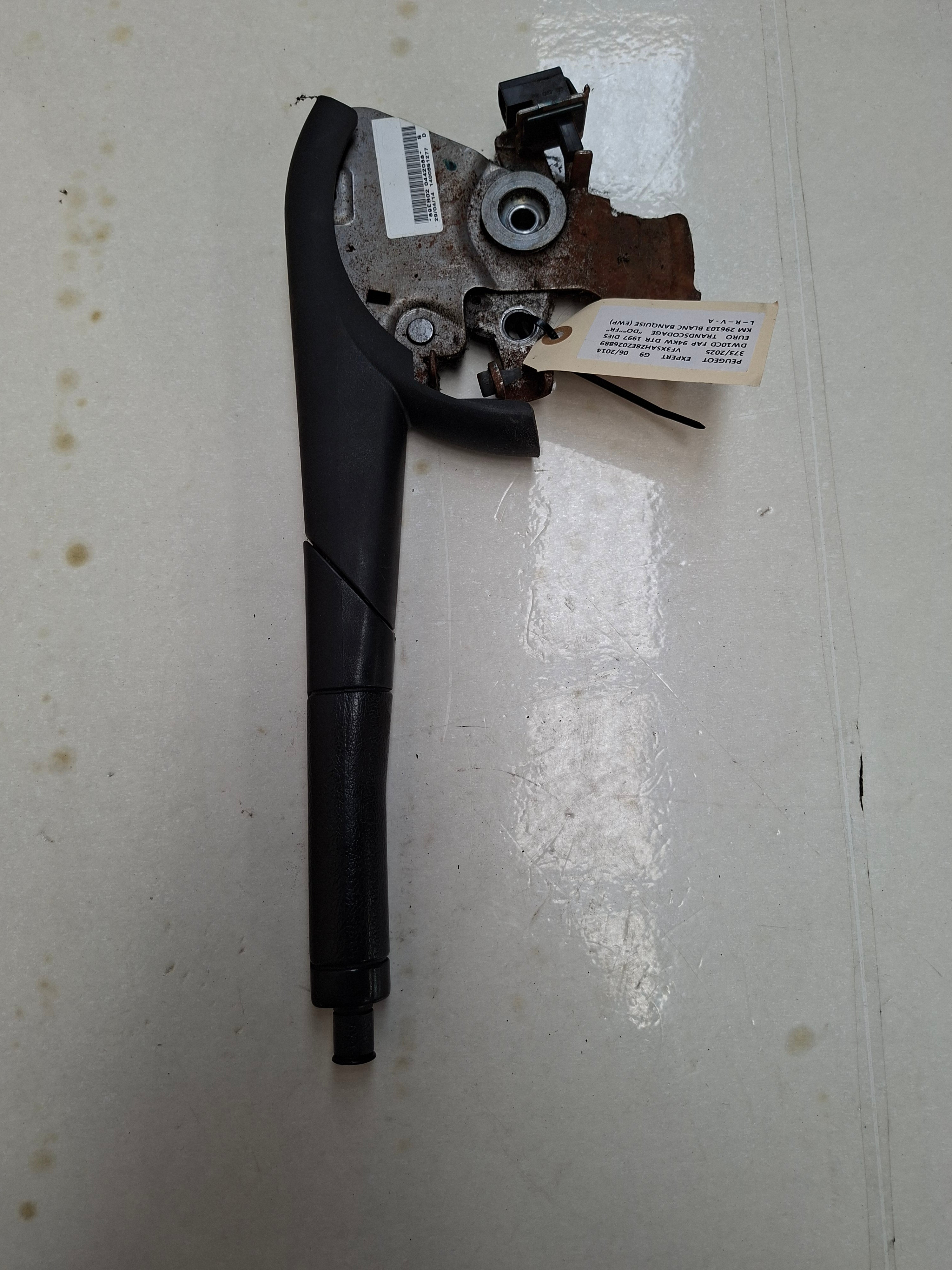 Originele handremhendel van een Peugeot Expert G9 (OEM 7401 82), bouwjaar 2014

