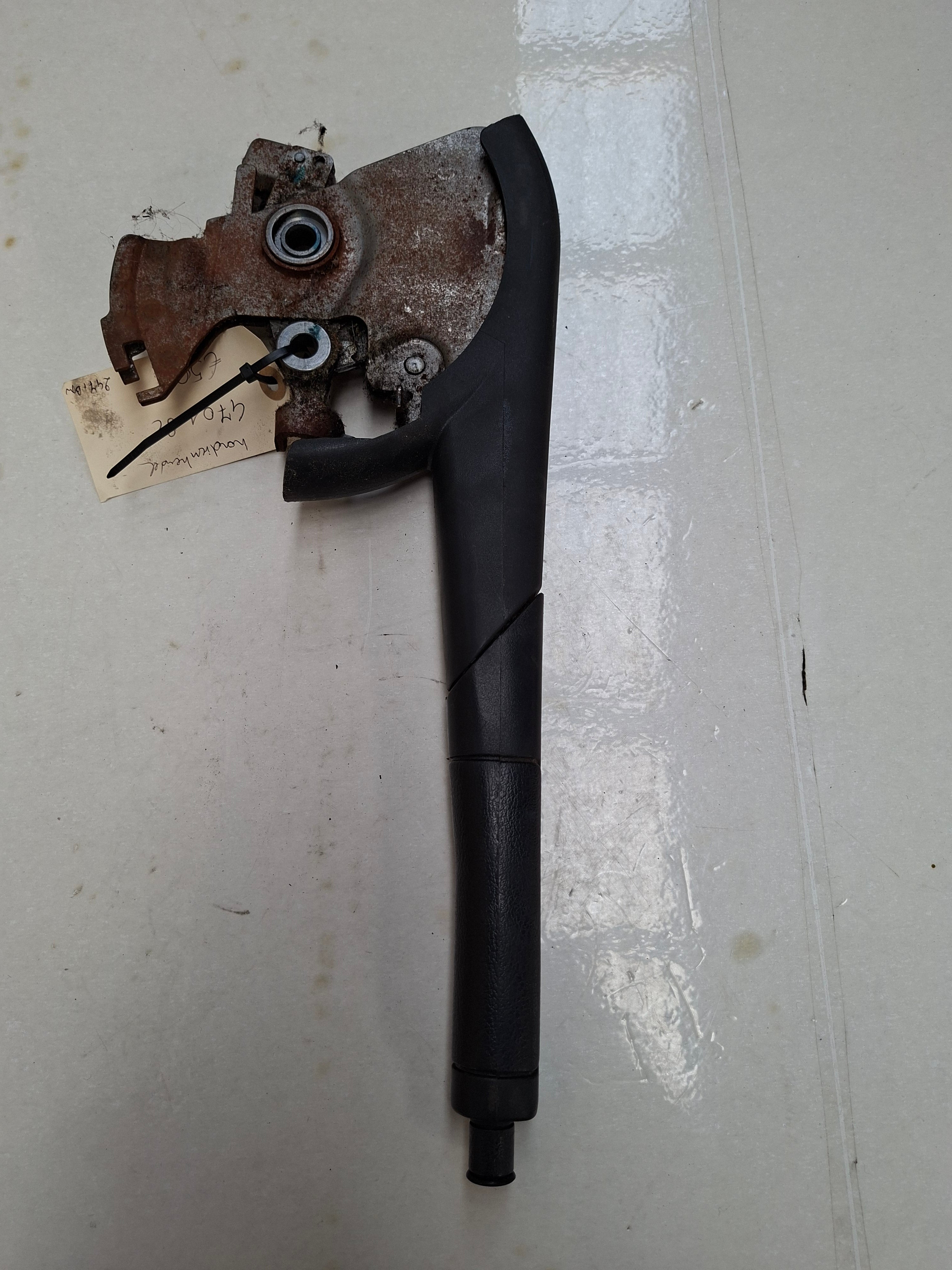 Originele handremhendel van een Peugeot Expert G9 (OEM 7401 82), bouwjaar 2014

