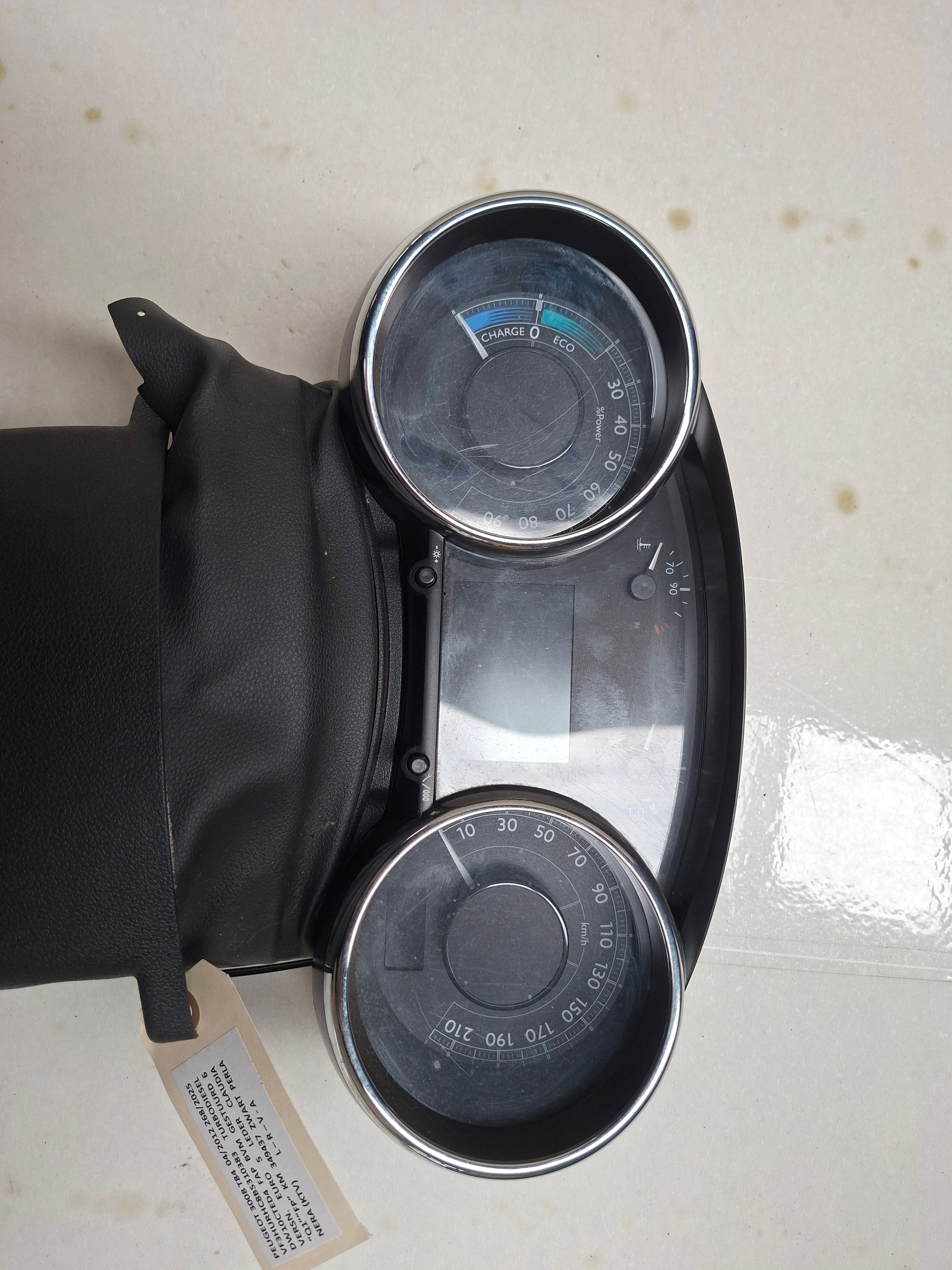 Origineel instrumentencluster (kilometerteller) van een Peugeot 3008 T84 (OEM 96 666 751 80 / 98 052 329 80), bouwjaar 2012