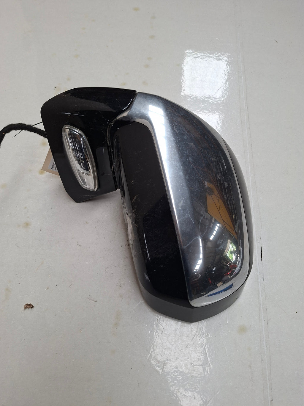 Originele buitenspiegel links van een Peugeot 3008 T84, bouwjaar 2012, kleur KTV Perla Nera Zwart