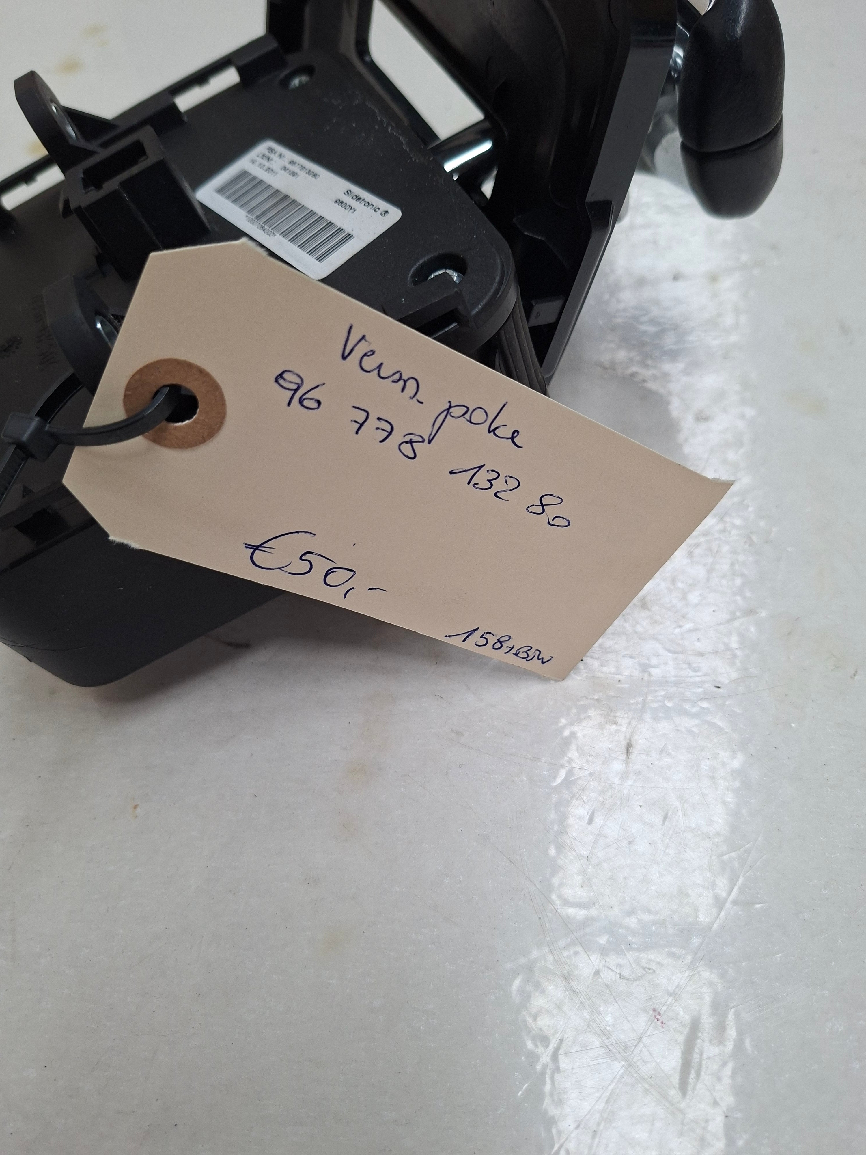Origineel schakelmechanisme versnellingspook van een Peugeot 3008 T84 (OEM 96 778 132 80), bouwjaar 2012

