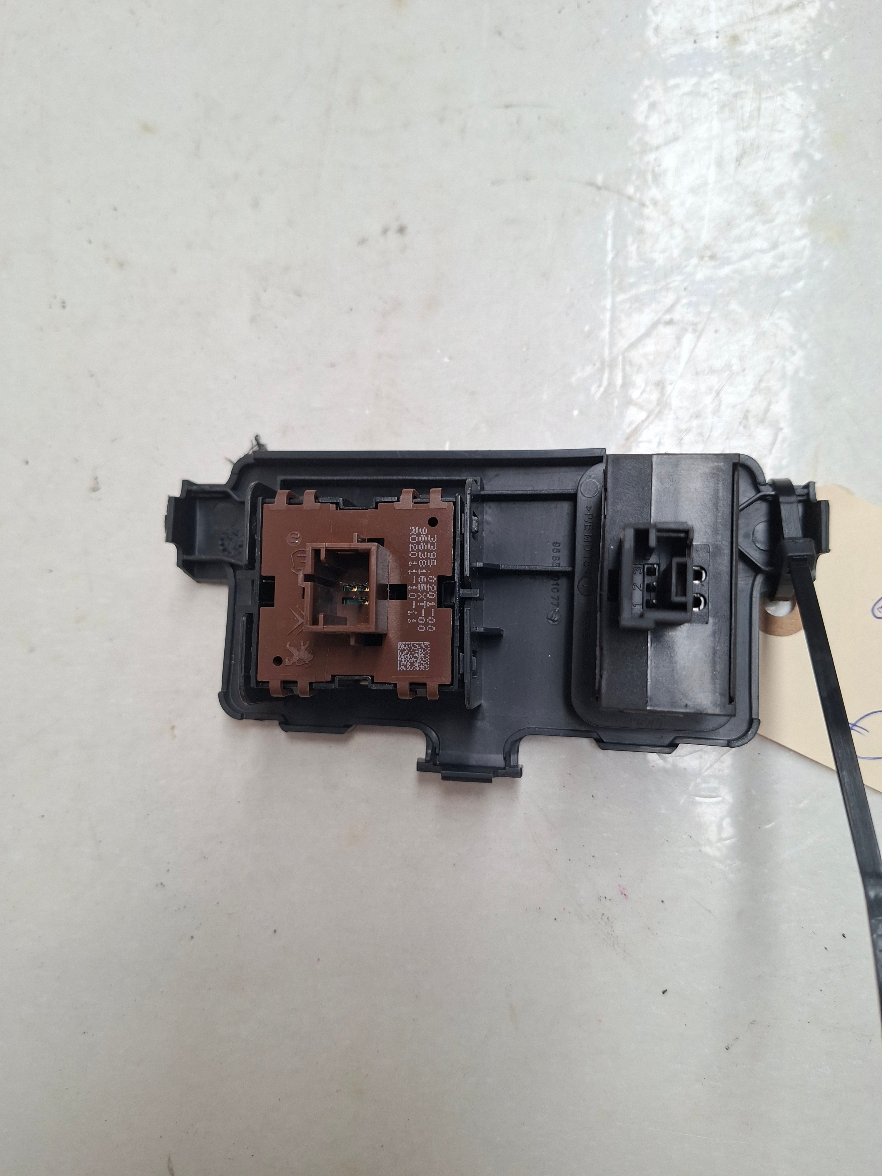 Originele lichtschakelaar dashboard van een Peugeot 3008 T84 (OEM 6554 C3), bouwjaar 2012