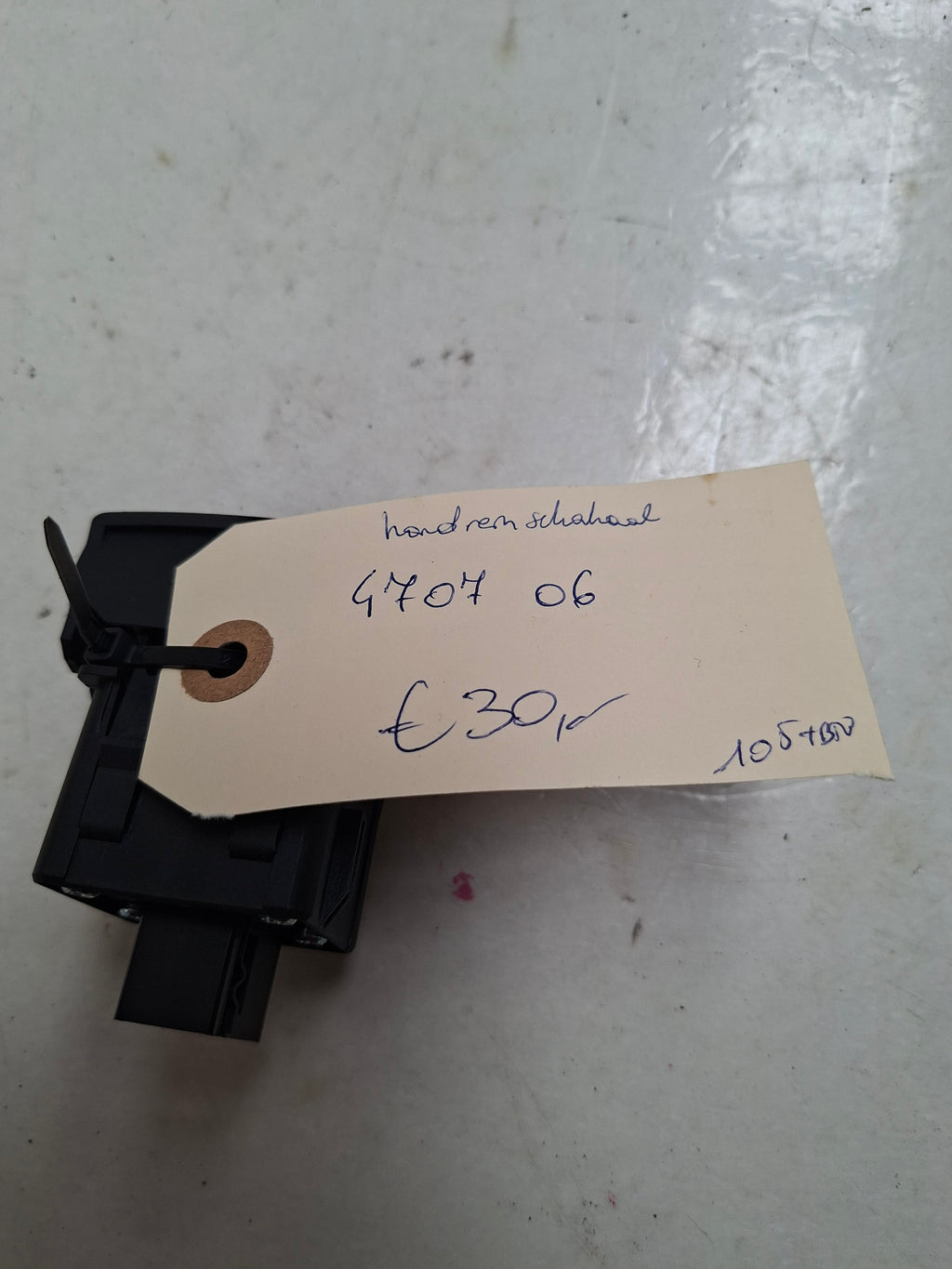 Originele handremschakelaar van een Peugeot 3008 T84 (OEM 4707 06), bouwjaar 2012