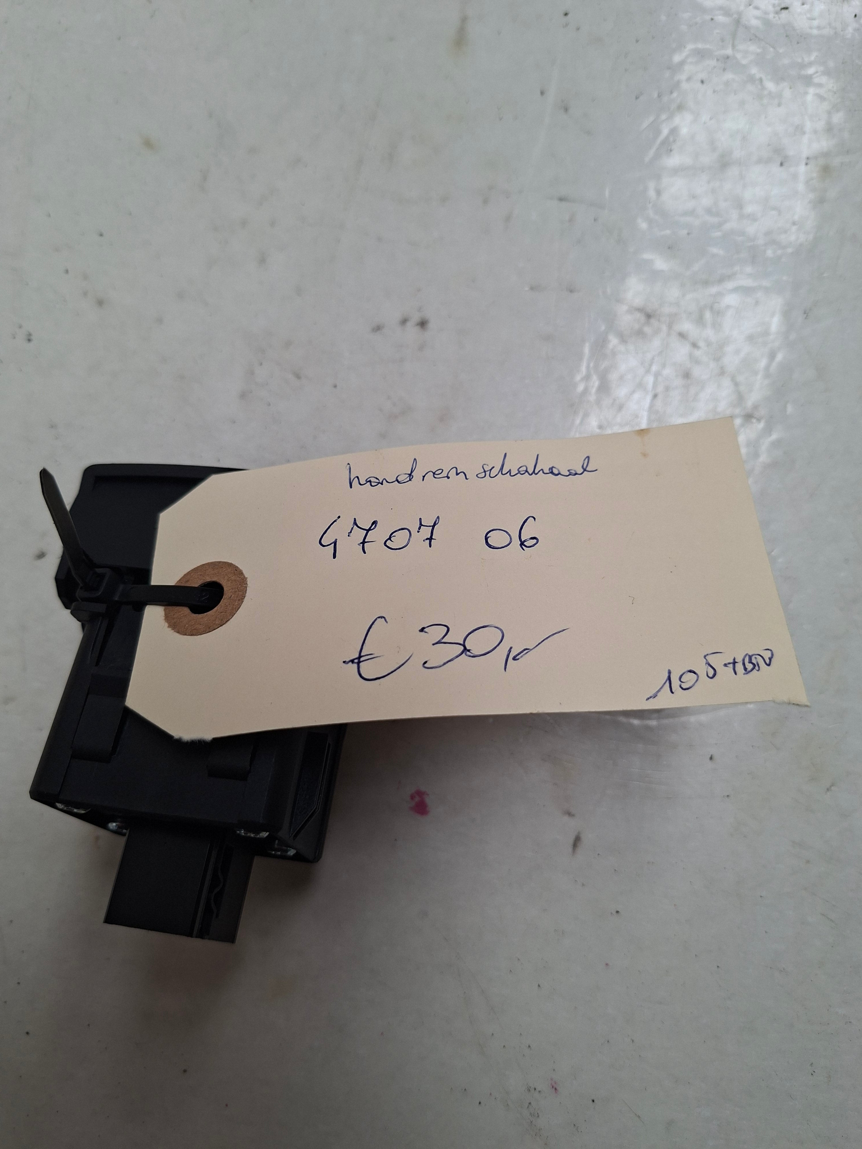 Originele handremschakelaar van een Peugeot 3008 T84 (OEM 4707 06), bouwjaar 2012