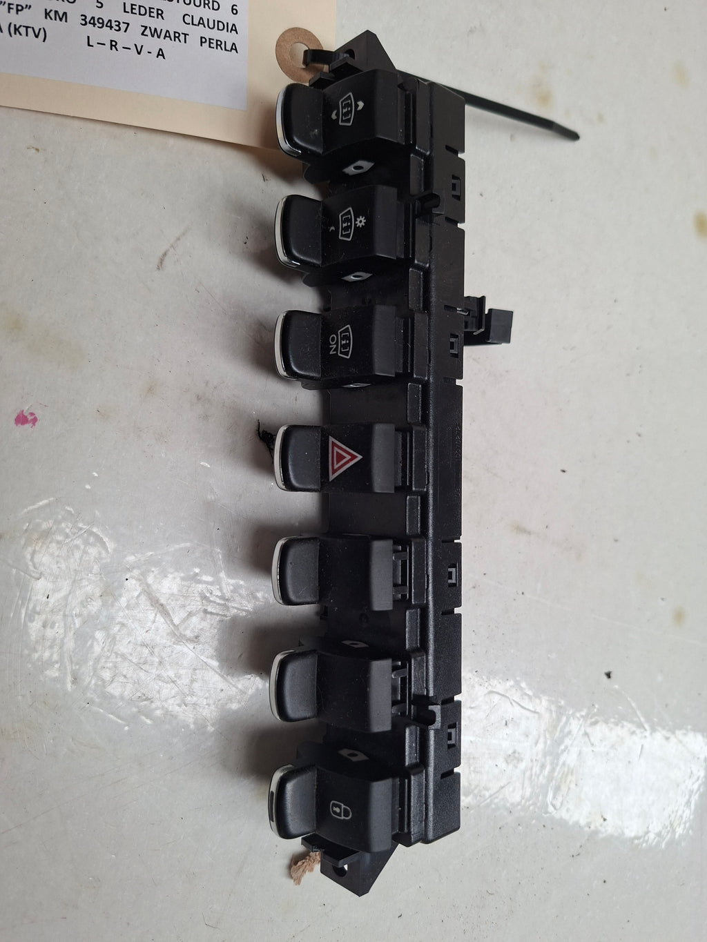 Origineel bedieningspaneel middenconsole van een Peugeot 3008 T84 (OEM 6490 QL / 96 672 390 ZD), bouwjaar 2012