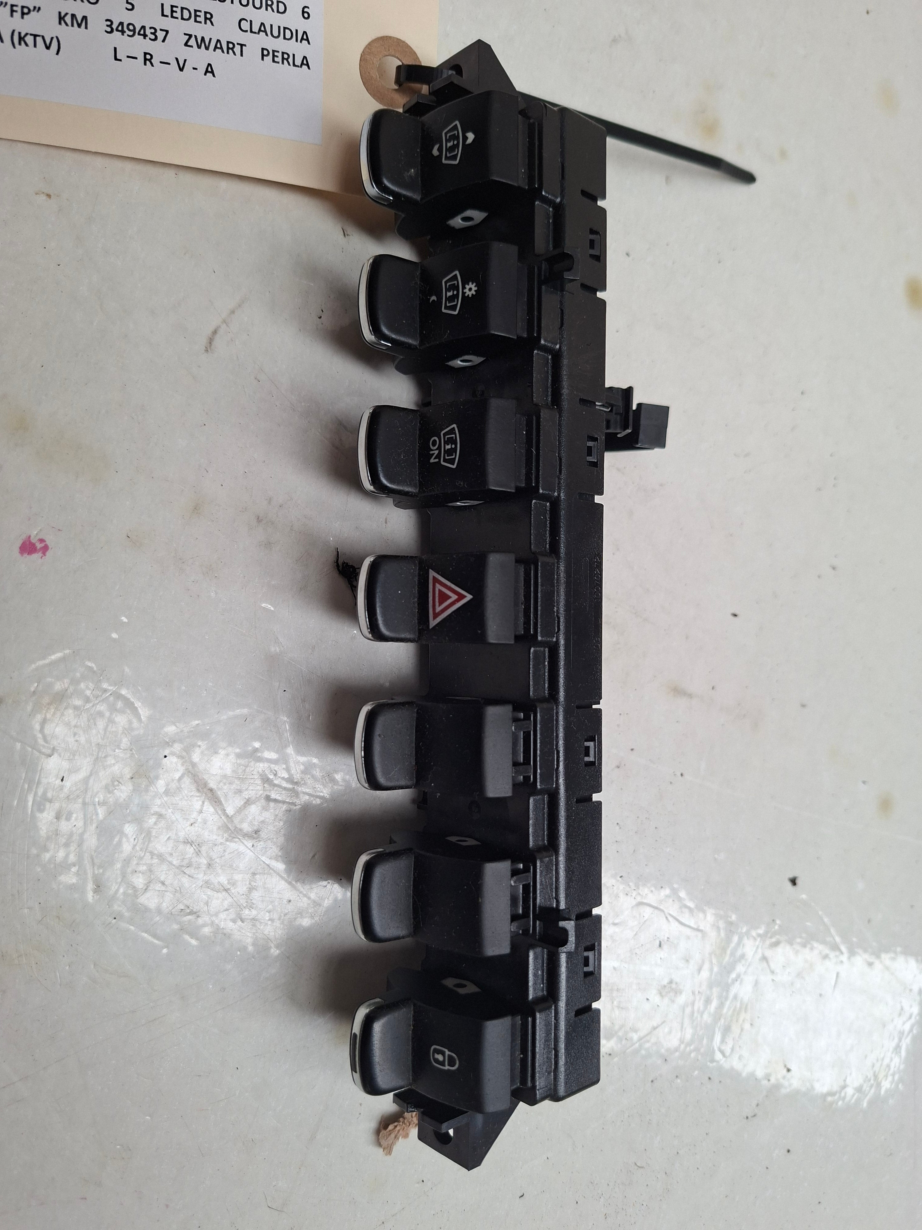 Origineel bedieningspaneel middenconsole van een Peugeot 3008 T84 (OEM 6490 QL / 96 672 390 ZD), bouwjaar 2012