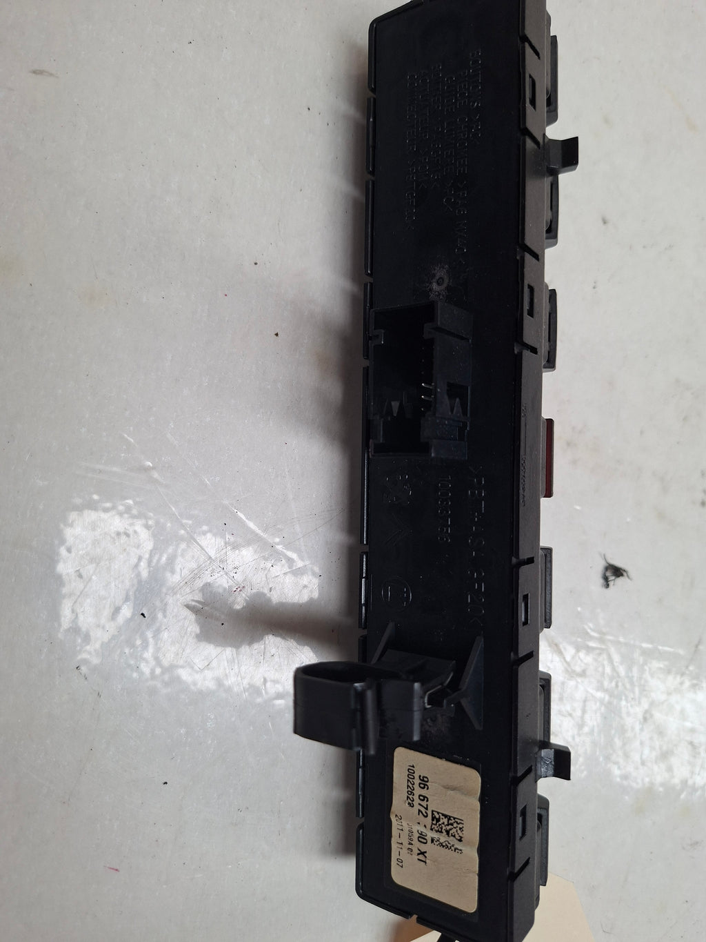 Origineel bedieningspaneel middenconsole van een Peugeot 3008 T84 (OEM 6490 QL / 96 672 390 ZD), bouwjaar 2012