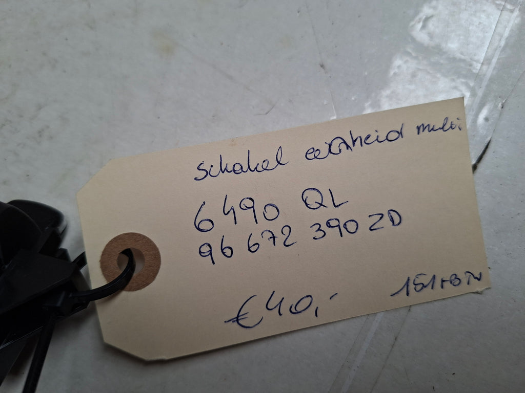 Origineel bedieningspaneel middenconsole van een Peugeot 3008 T84 (OEM 6490 QL / 96 672 390 ZD), bouwjaar 2012