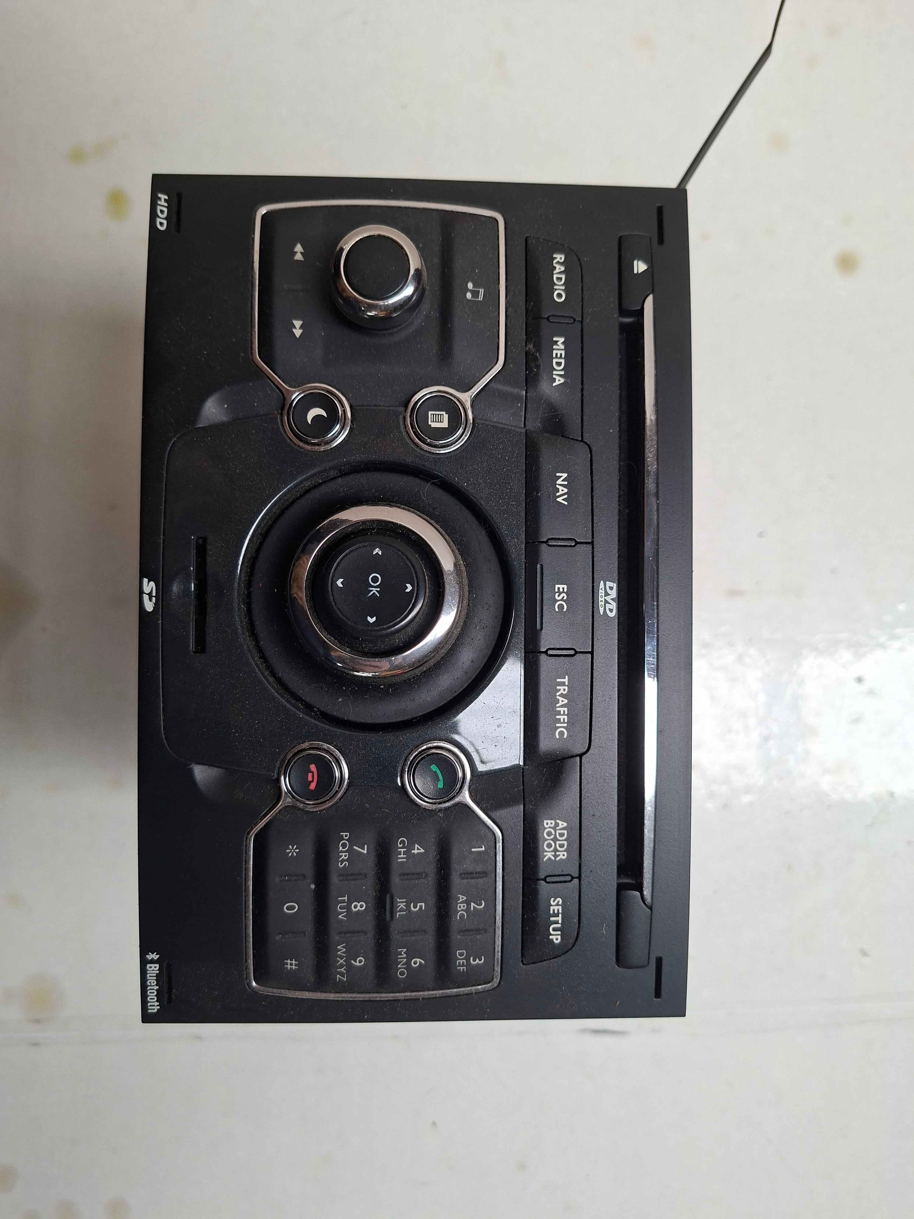 Originele autoradio van een Peugeot 3008 T84 (OEM 16 079 288 XT / 16 101 501 XT), bouwjaar 2012


