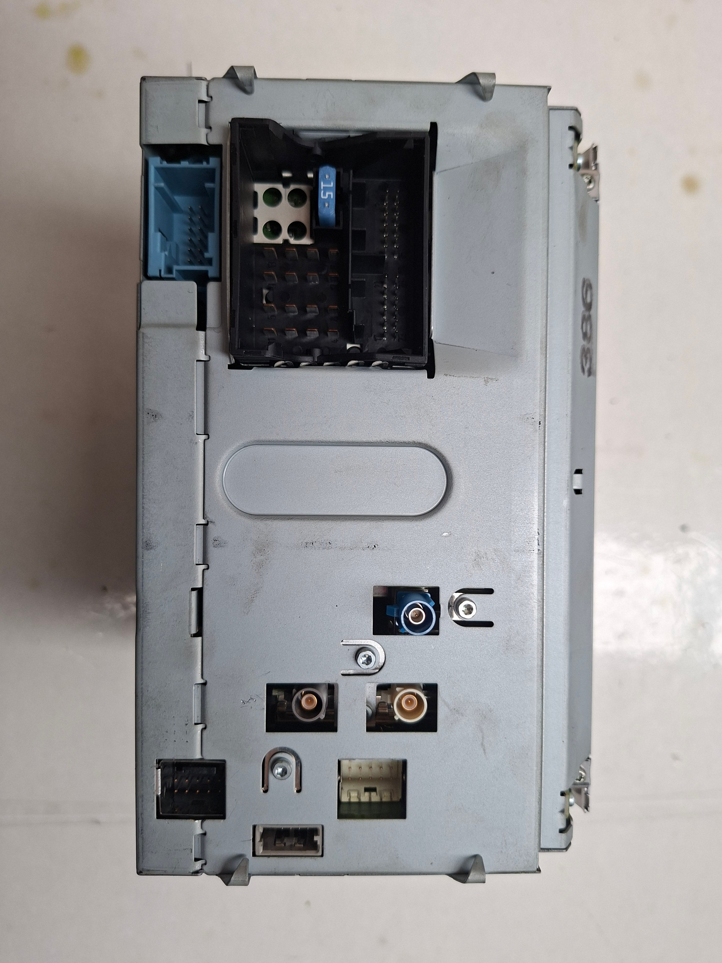 Originele autoradio van een Peugeot 3008 T84 (OEM 16 079 288 XT / 16 101 501 XT), bouwjaar 2012

