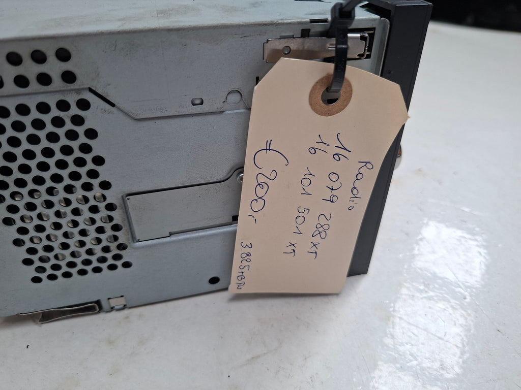 Originele autoradio van een Peugeot 3008 T84 (OEM 16 079 288 XT / 16 101 501 XT), bouwjaar 2012

