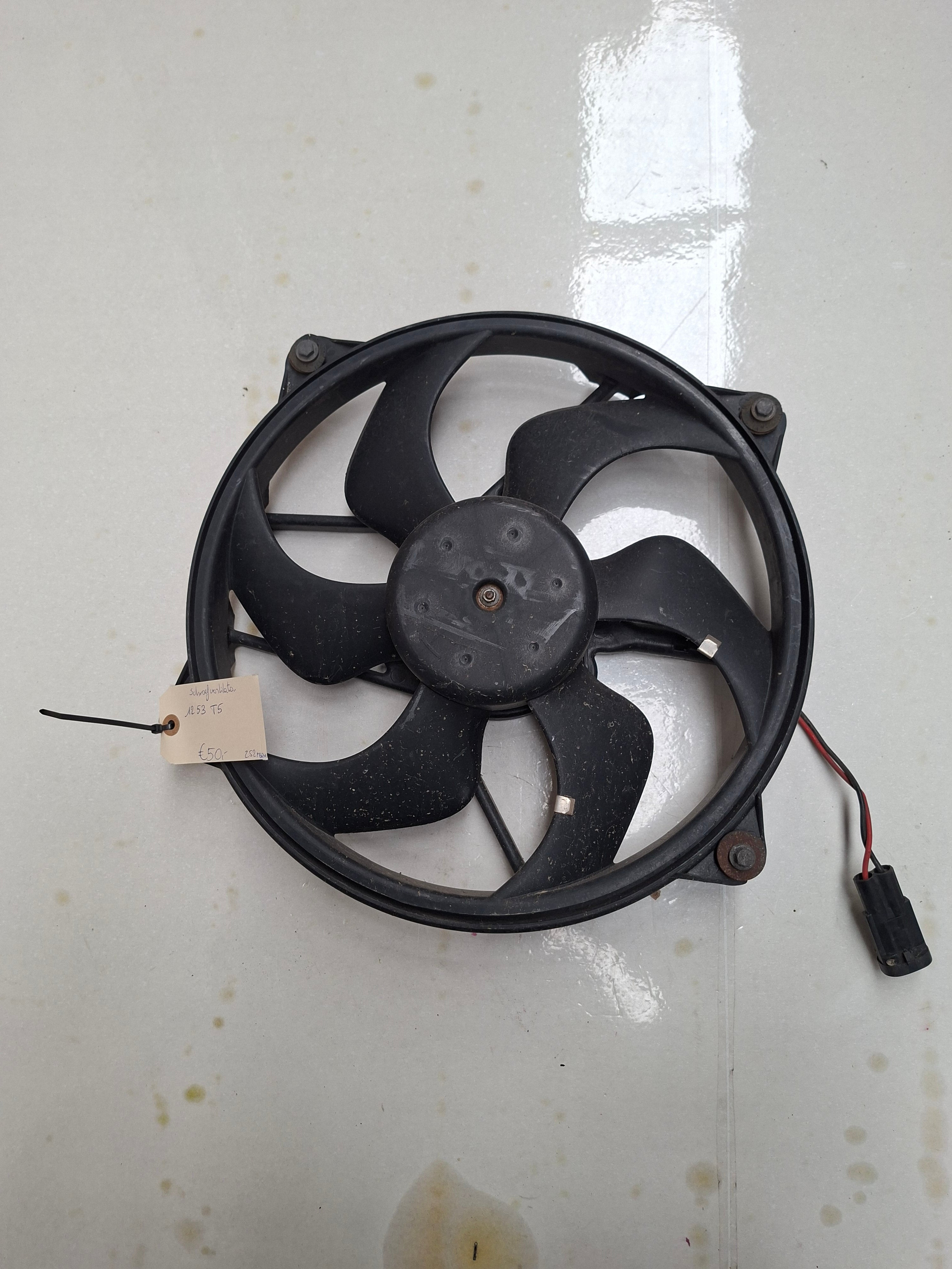 Originele koelventilator van een Peugeot 3008 T84 (OEM 1253 T5), bouwjaar 2012