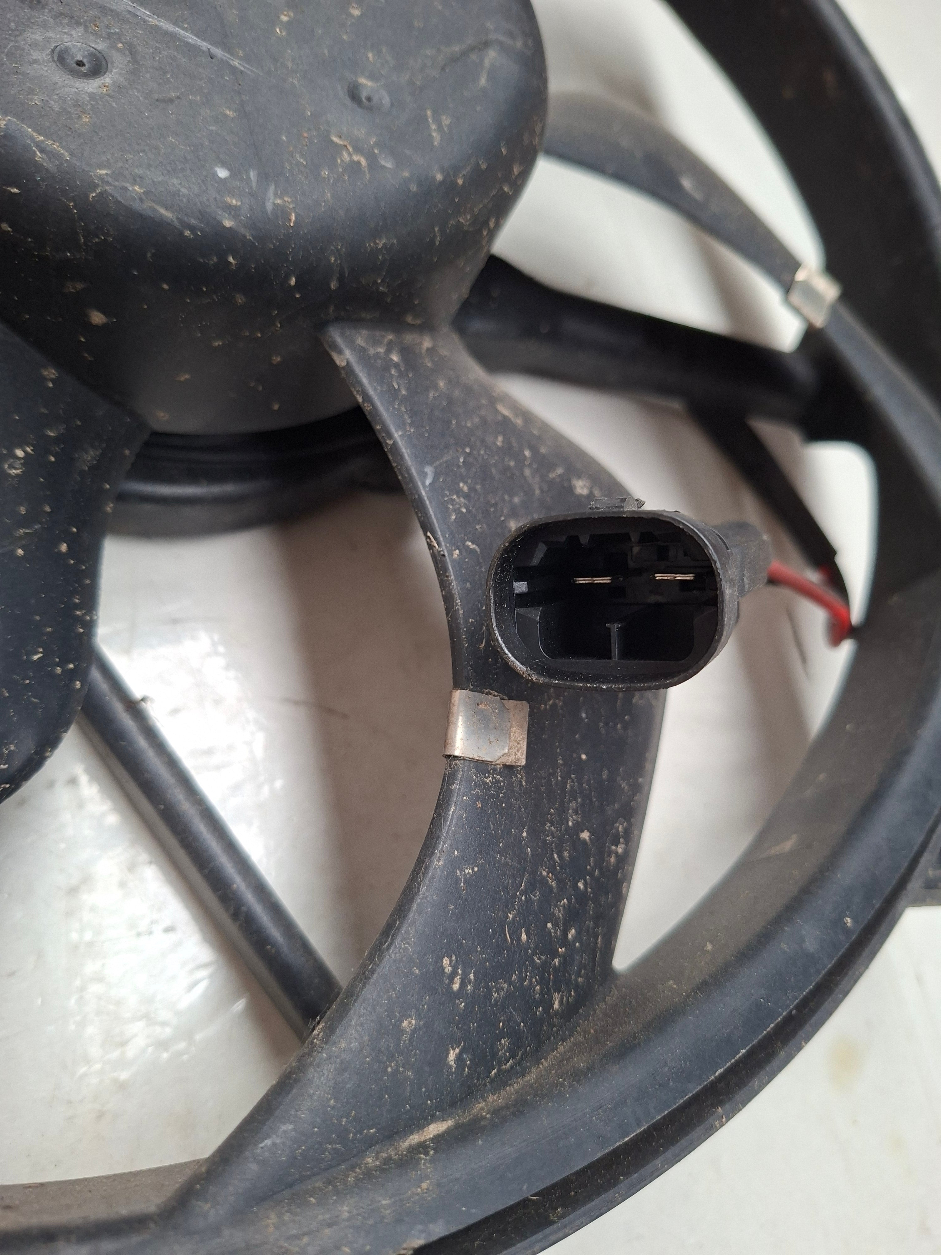 Originele koelventilator van een Peugeot 3008 T84 (OEM 1253 T5), bouwjaar 2012