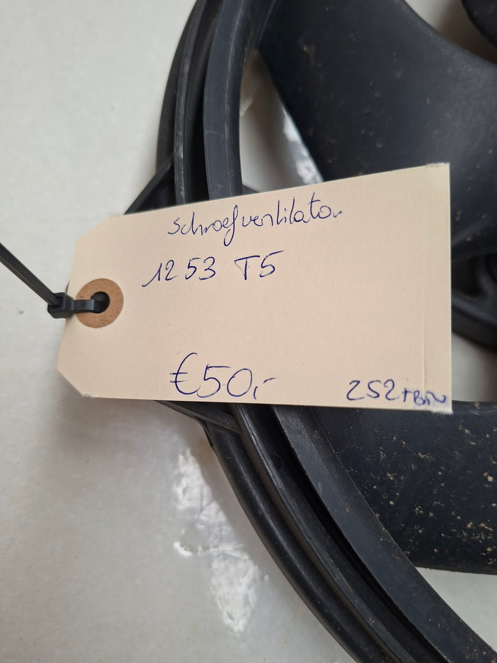 Originele koelventilator van een Peugeot 3008 T84 (OEM 1253 T5), bouwjaar 2012