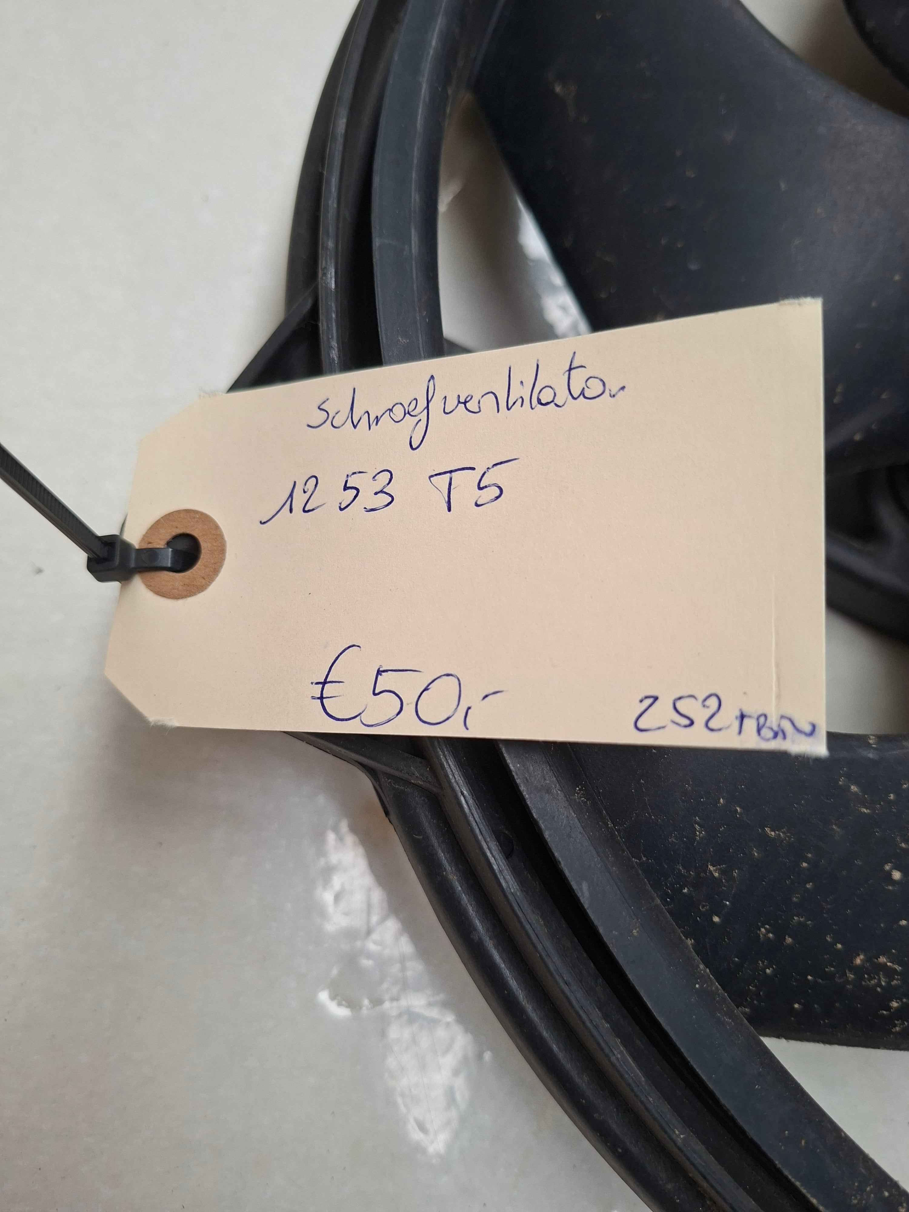 Originele koelventilator van een Peugeot 3008 T84 (OEM 1253 T5), bouwjaar 2012