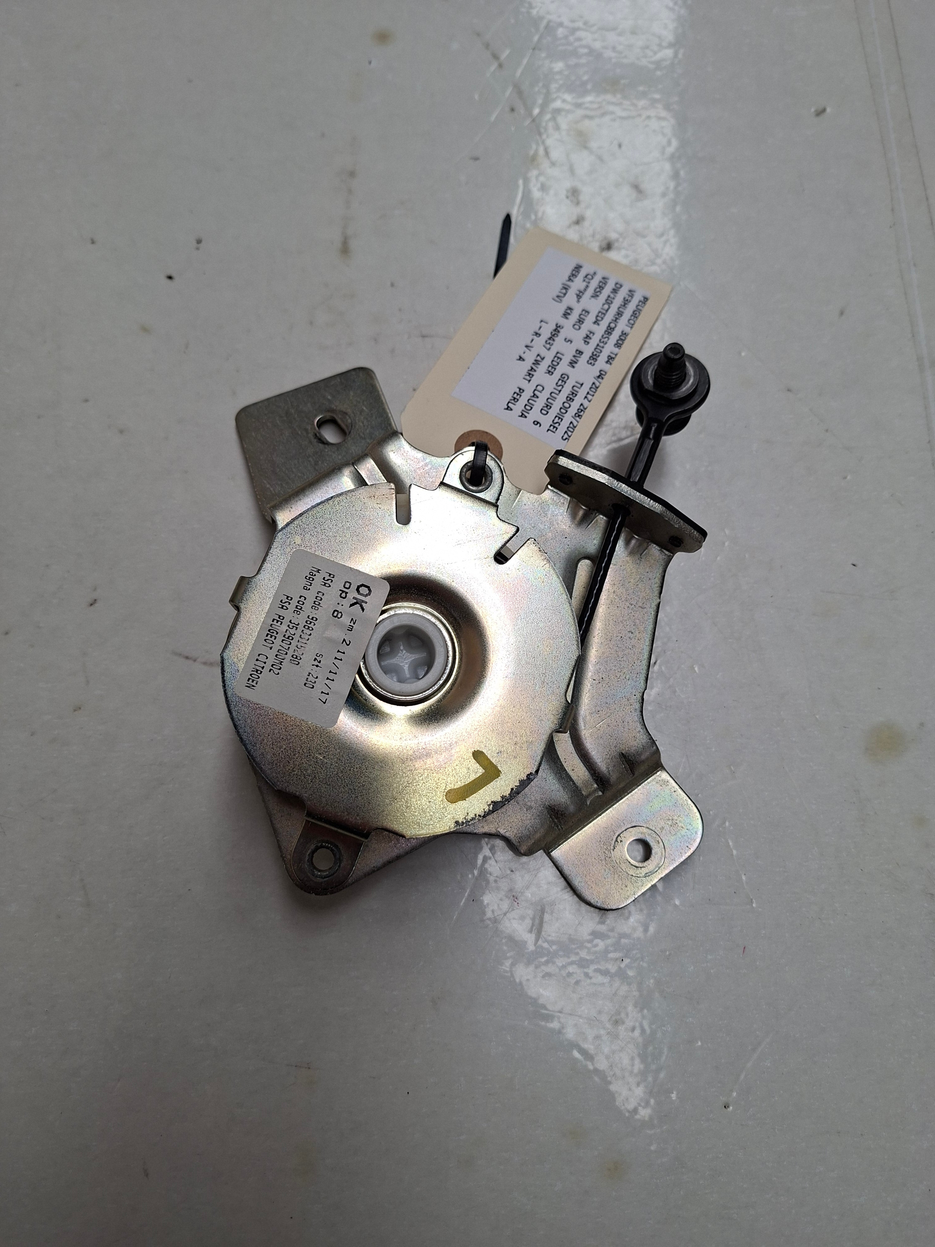 Originele kabel kofferklep links van een Peugeot 3008 T84 (OEM 8724 H9), bouwjaar 2012

