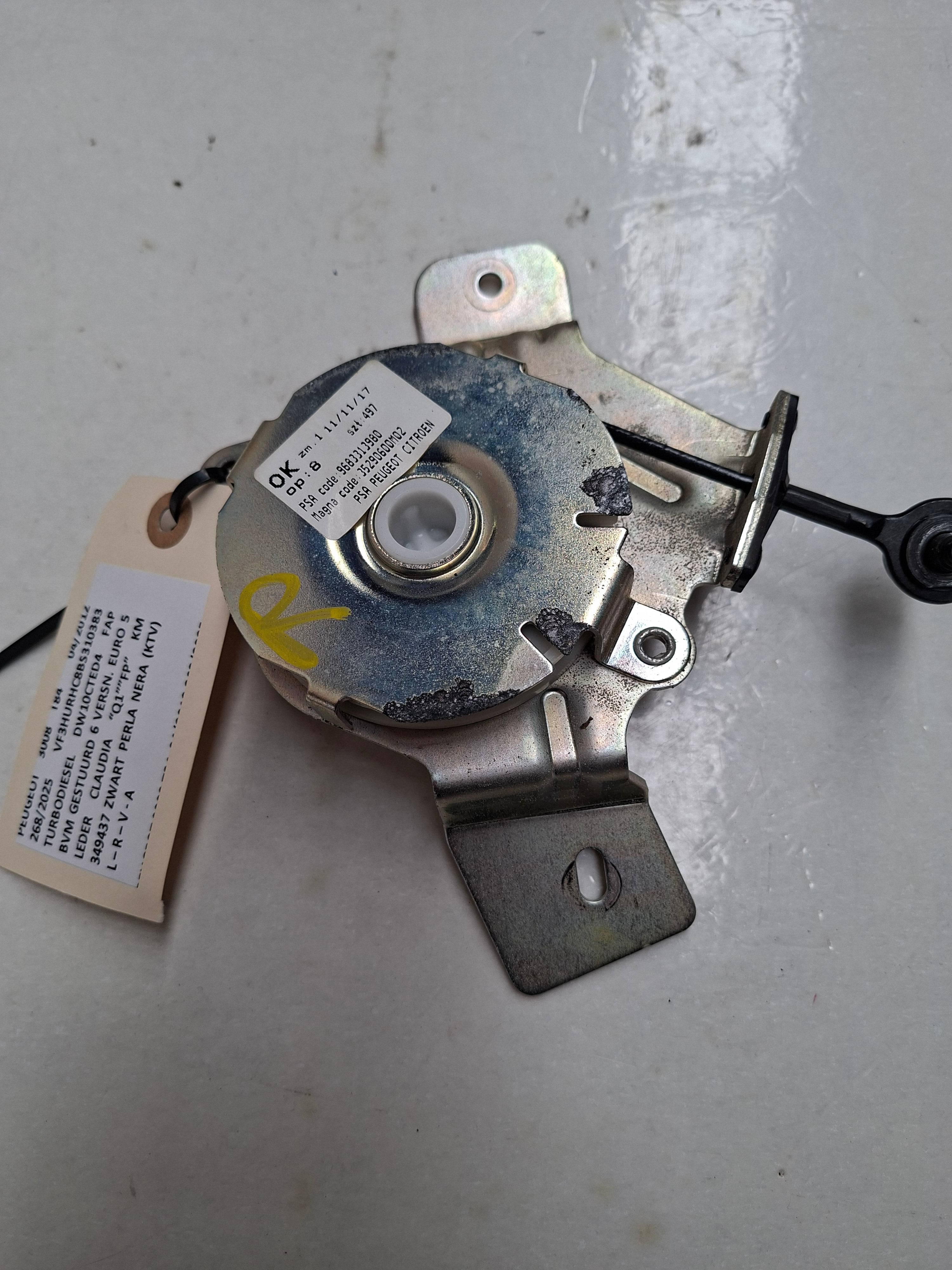 Originele kabel kofferklep rechts van een Peugeot 3008 T84 (OEM 8724 H8), bouwjaar 2012