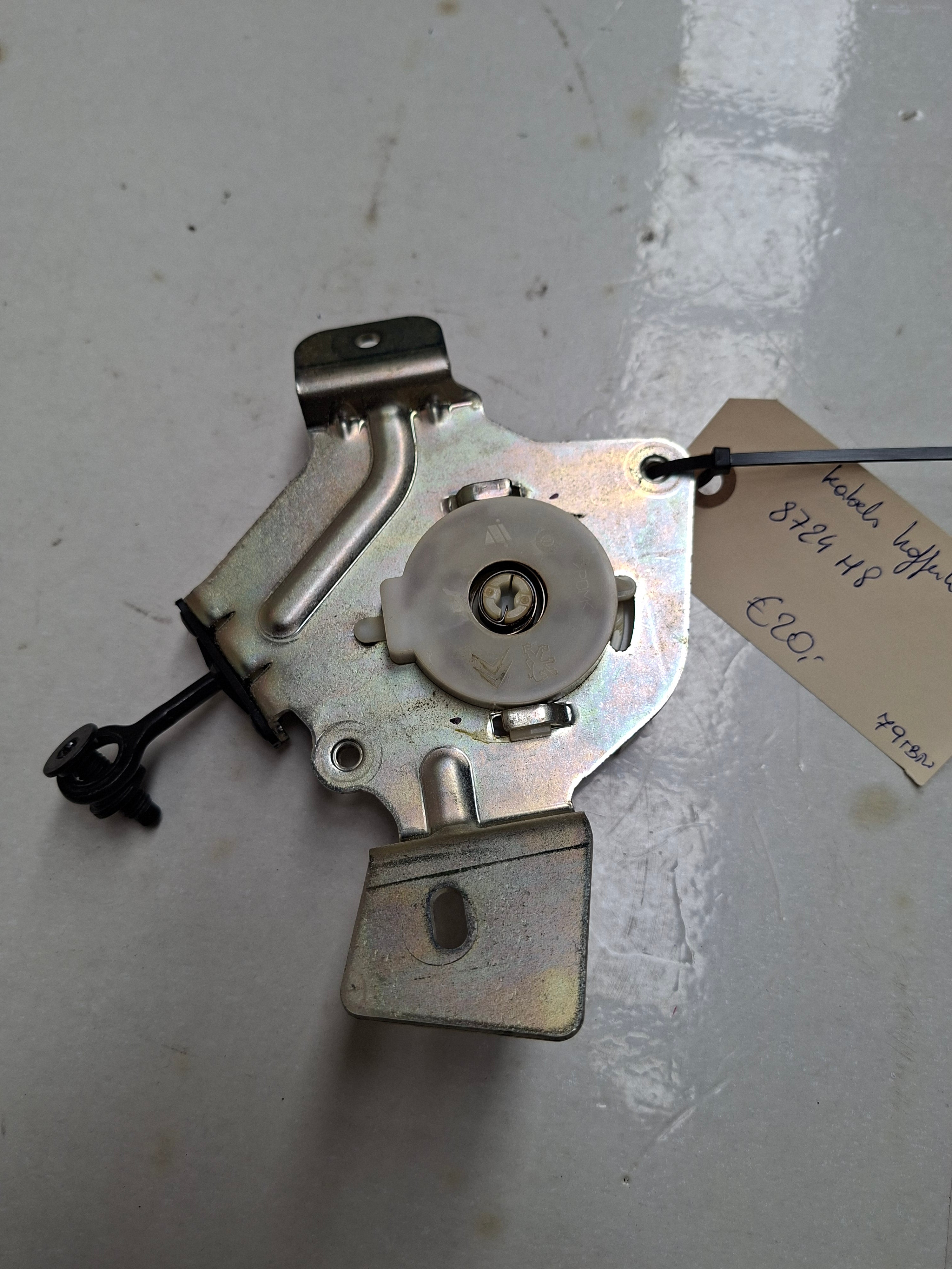 Originele kabel kofferklep rechts van een Peugeot 3008 T84 (OEM 8724 H8), bouwjaar 2012