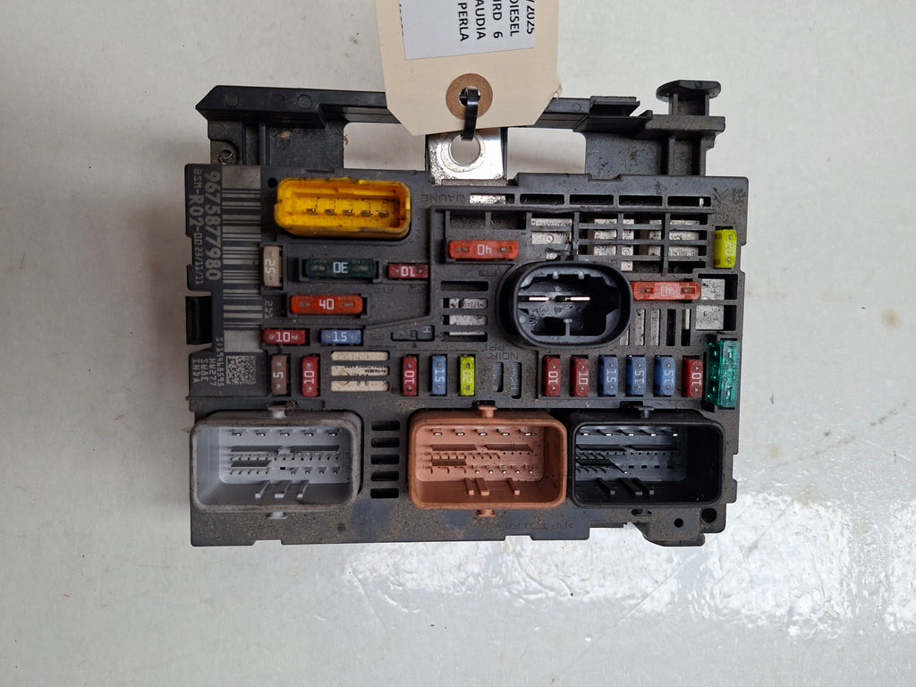 Originele BSM-module (Boîtier de Servitude Moteur) van een Peugeot 3008 T84 (OEM 98 070 285 80), bouwjaar 2012