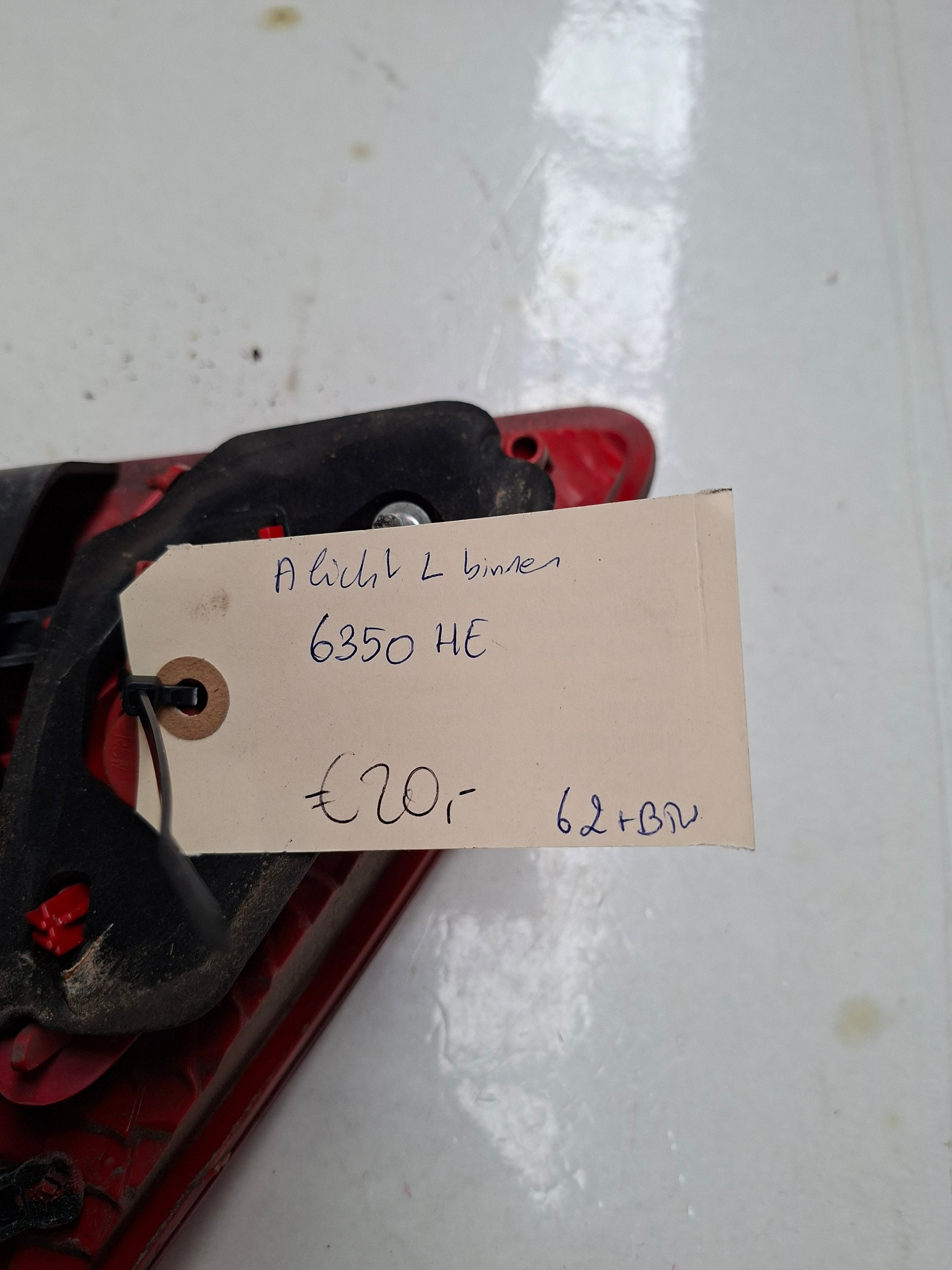 Origineel achterlicht links (achterklep) van een Peugeot 3008 T84 (OEM 6350 HE), bouwjaar 2012