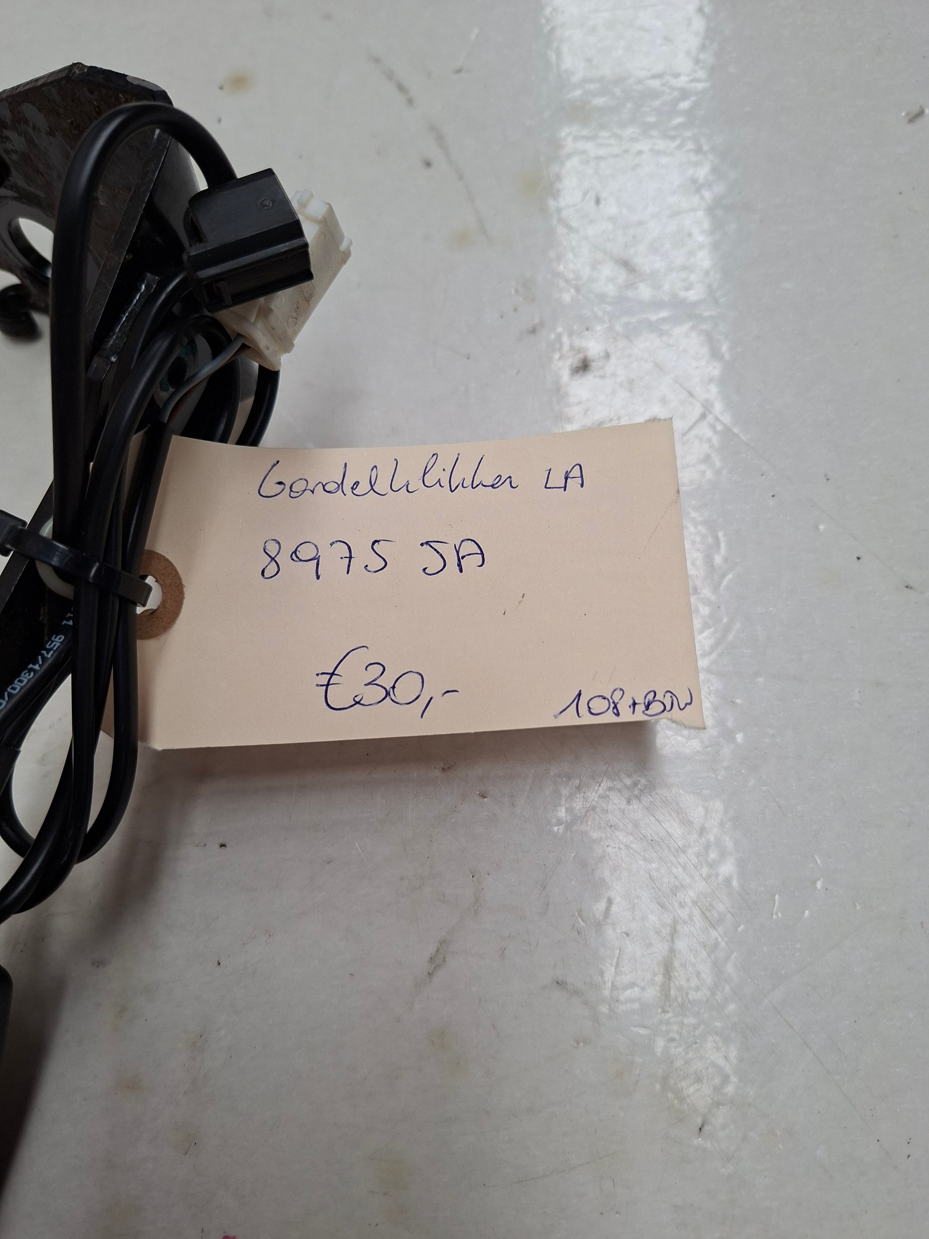 Originele gordelklikker linksachter van een Peugeot 3008 T84 (OEM 8975 JA), bouwjaar 2012

