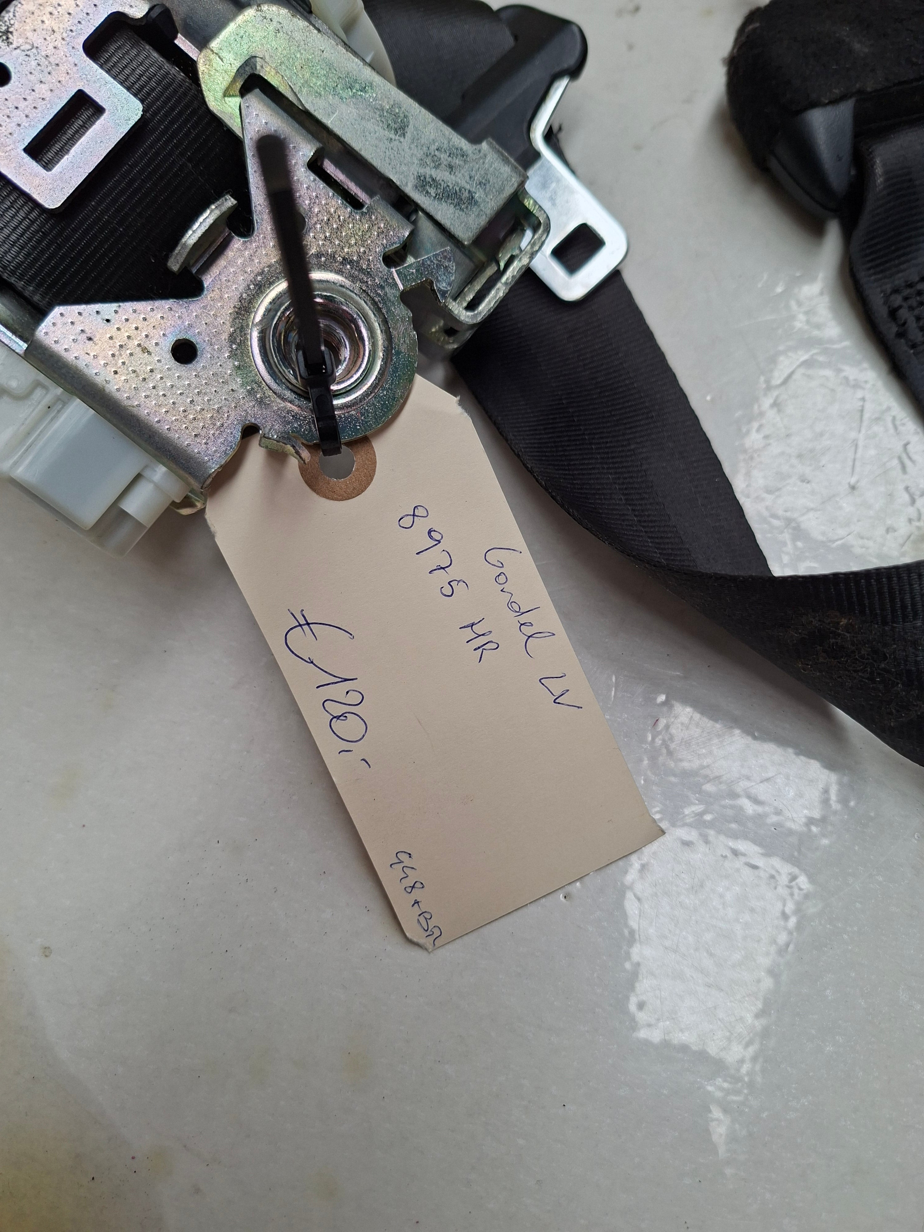 Originele veiligheidsgordel linksvoor van een Peugeot 3008 T84 (OEM 8975 HR), bouwjaar 2012

