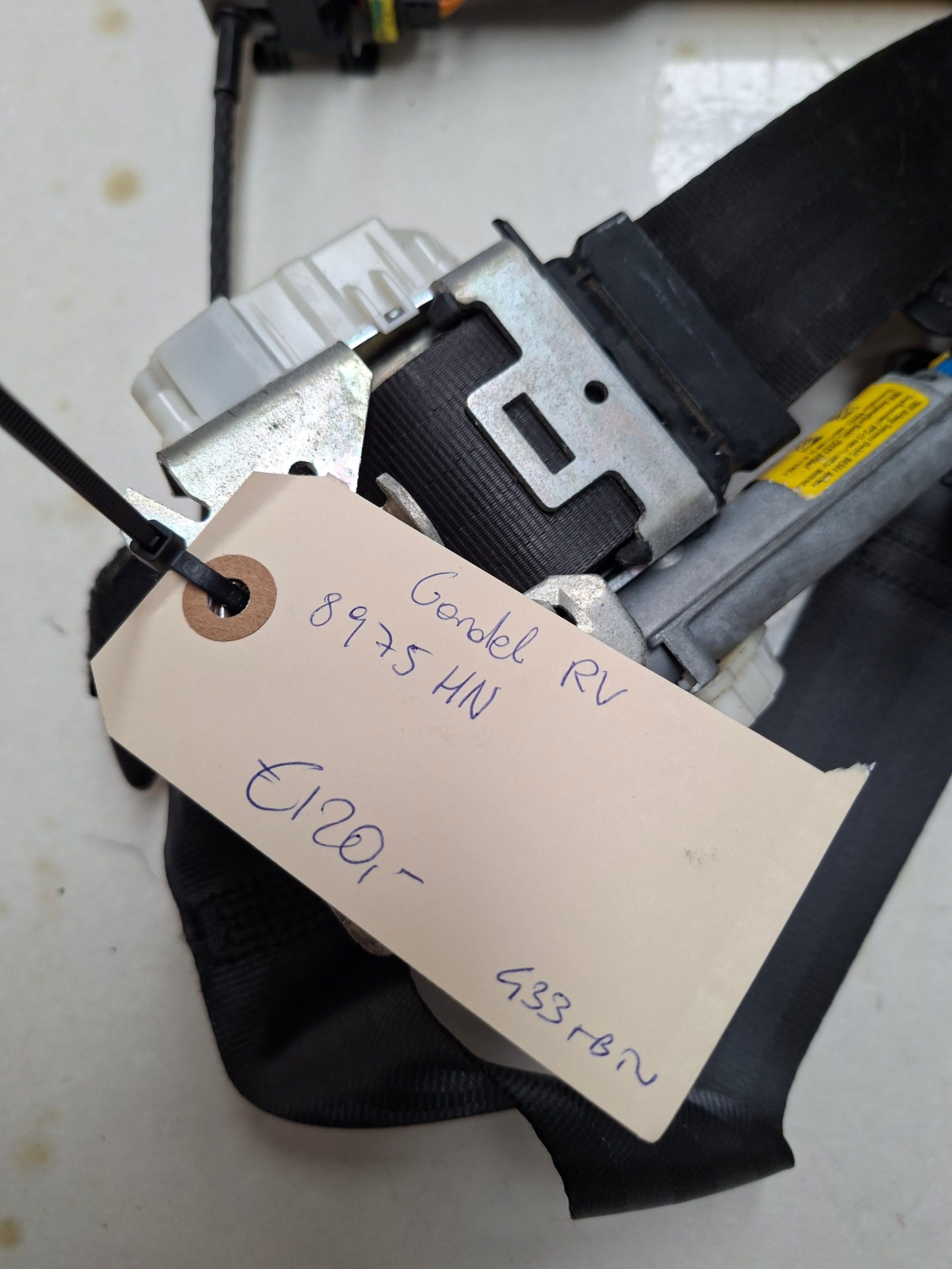 Originele veiligheidsgordel rechtsvoor van een Peugeot 3008 T84 (OEM 8975 HN), bouwjaar 2012