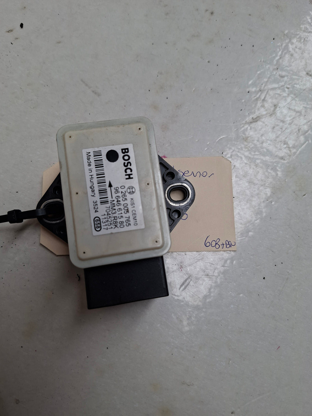 Originele centrale schoksensor van een Peugeot 3008 T84 (OEM 4549 49 / 98 116 271 80), bouwjaar 2012

