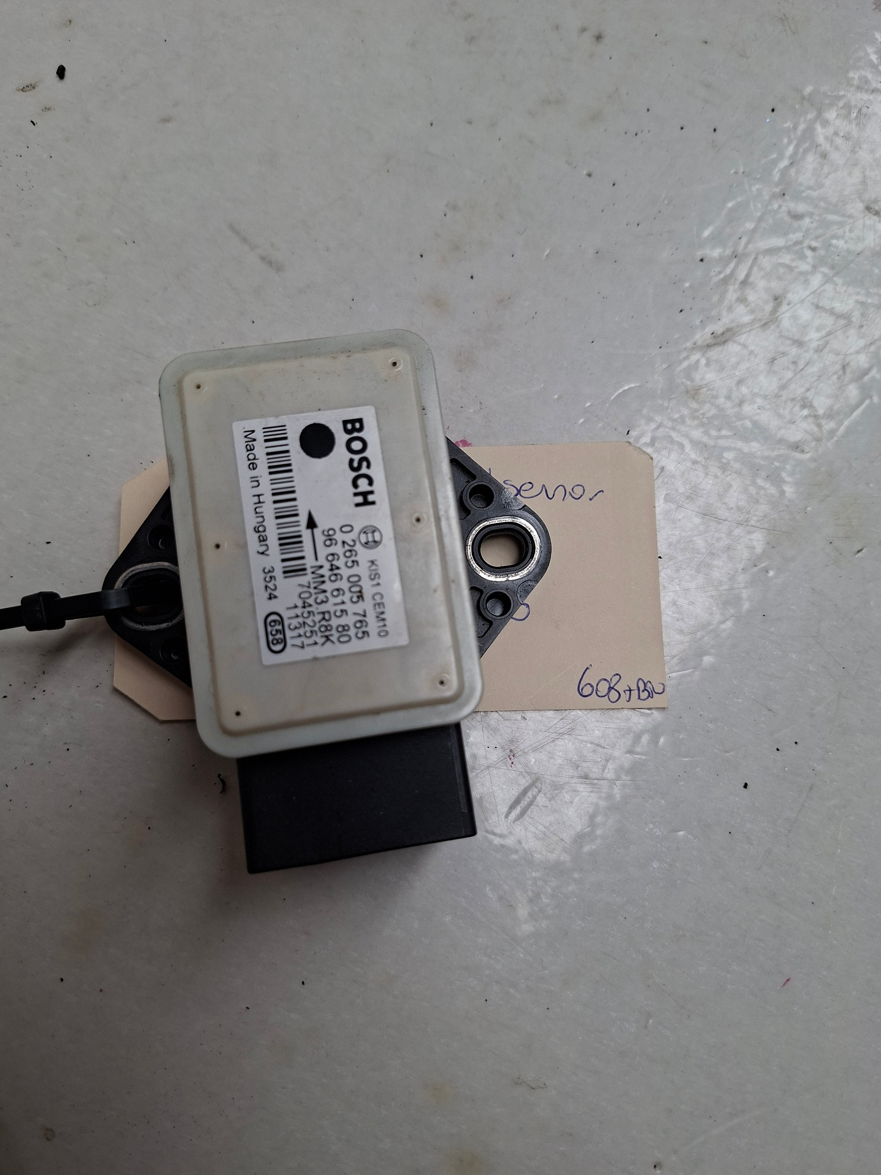 Originele centrale schoksensor van een Peugeot 3008 T84 (OEM 4549 49 / 98 116 271 80), bouwjaar 2012


