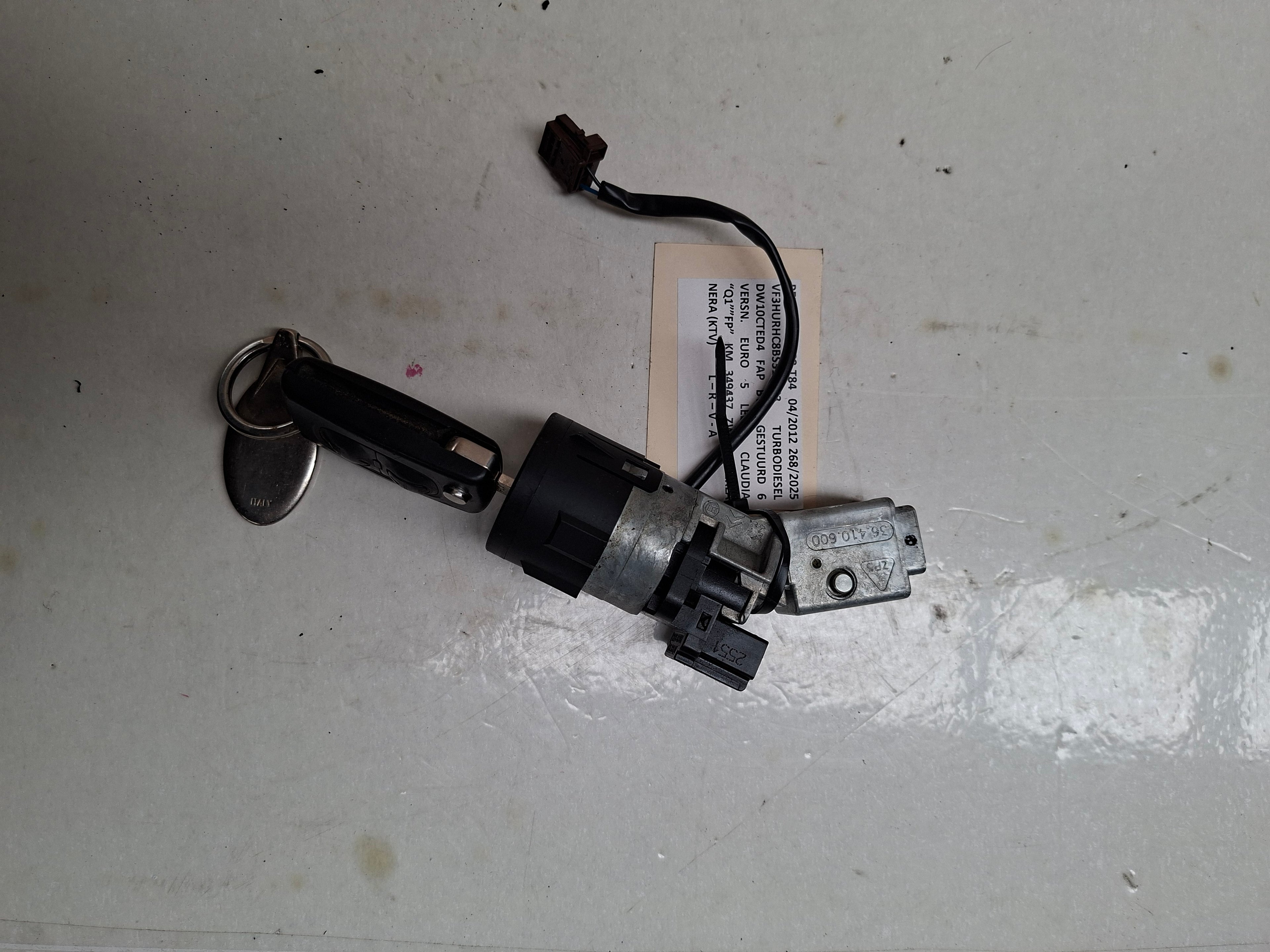 Origineel contactslot van een Peugeot 3008 T84 (OEM 96 763 375 80), bouwjaar 2012