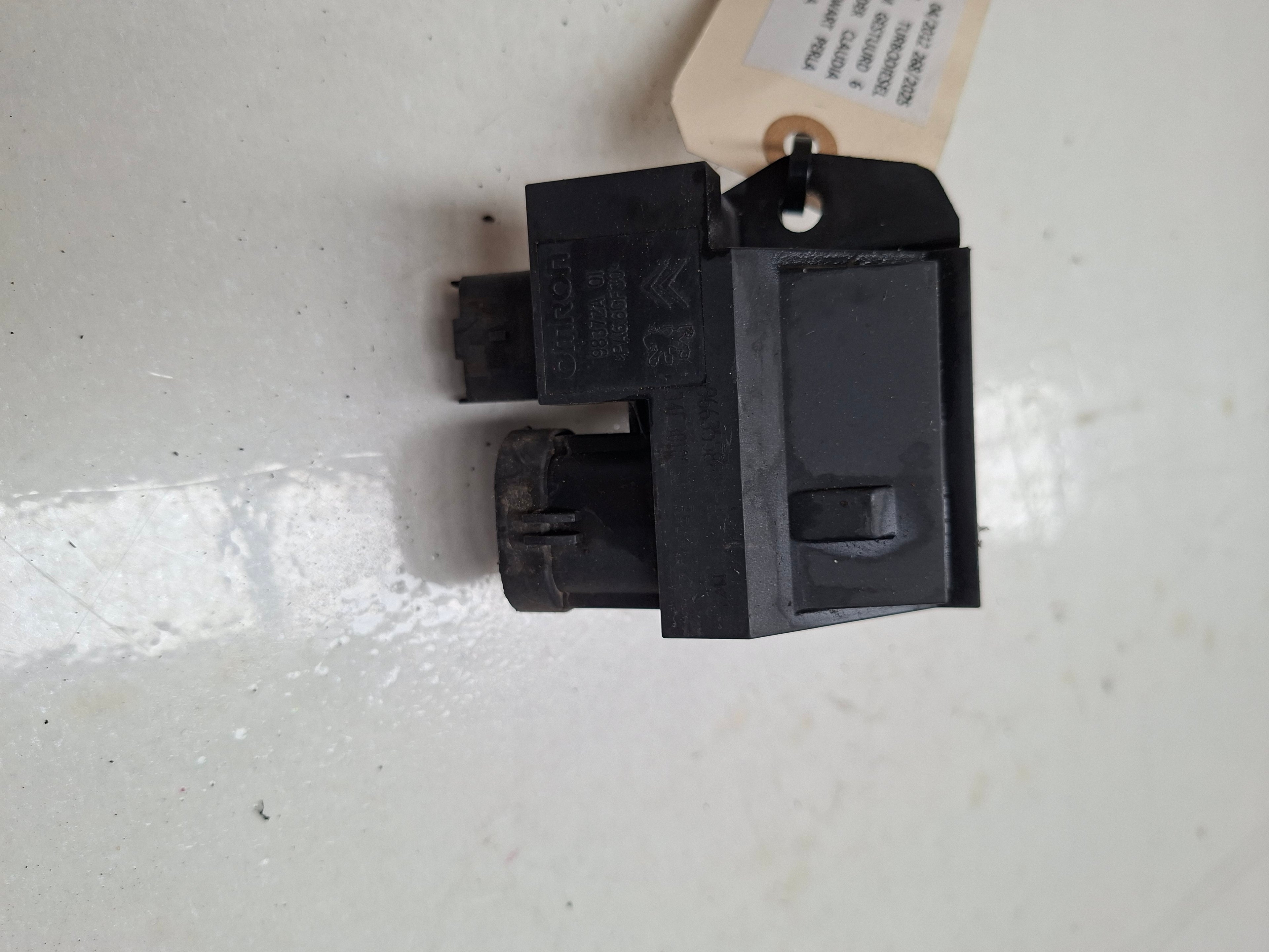 Originele weerstand ventilator van een Peugeot 3008 T84 (OEM 1308 CW / 98 301 438 80), bouwjaar 2012