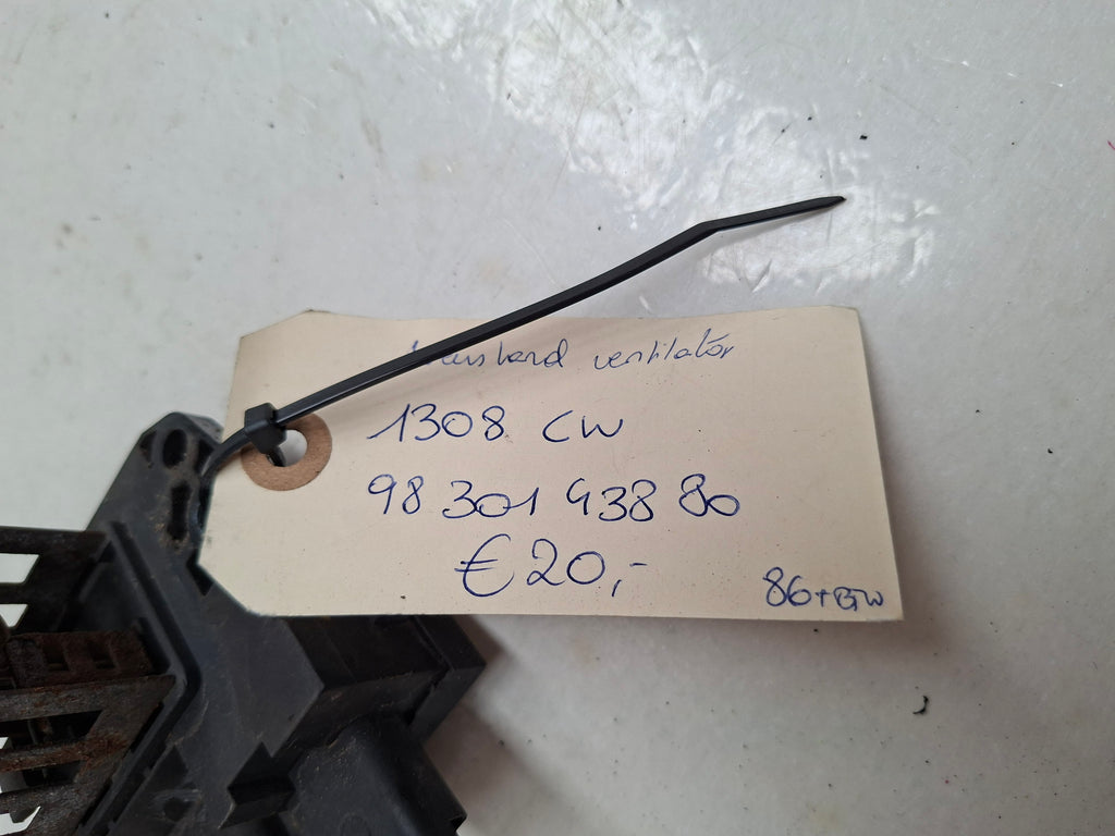 Originele weerstand ventilator van een Peugeot 3008 T84 (OEM 1308 CW / 98 301 438 80), bouwjaar 2012