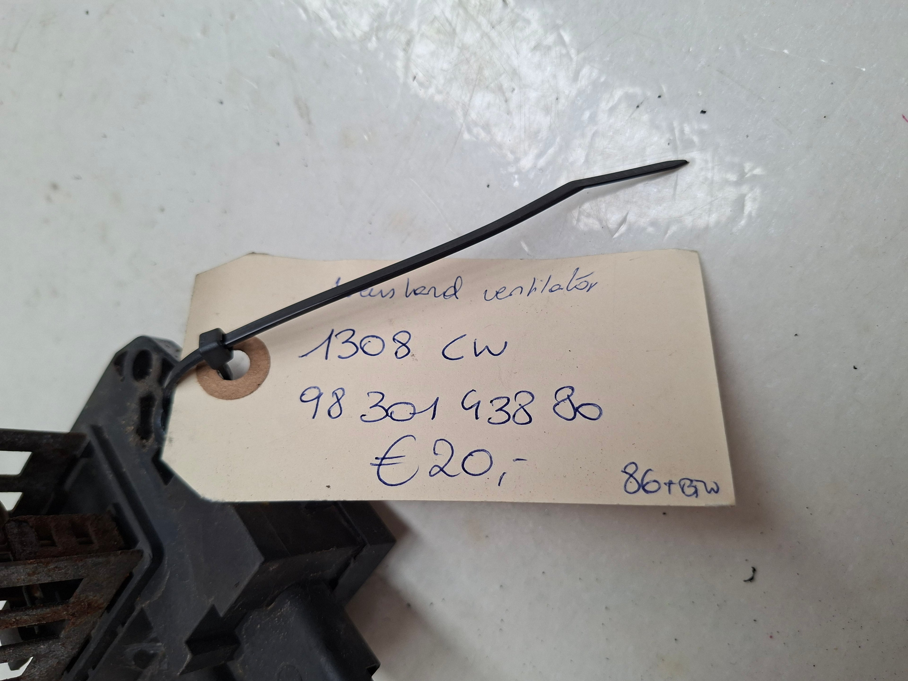 Originele weerstand ventilator van een Peugeot 3008 T84 (OEM 1308 CW / 98 301 438 80), bouwjaar 2012