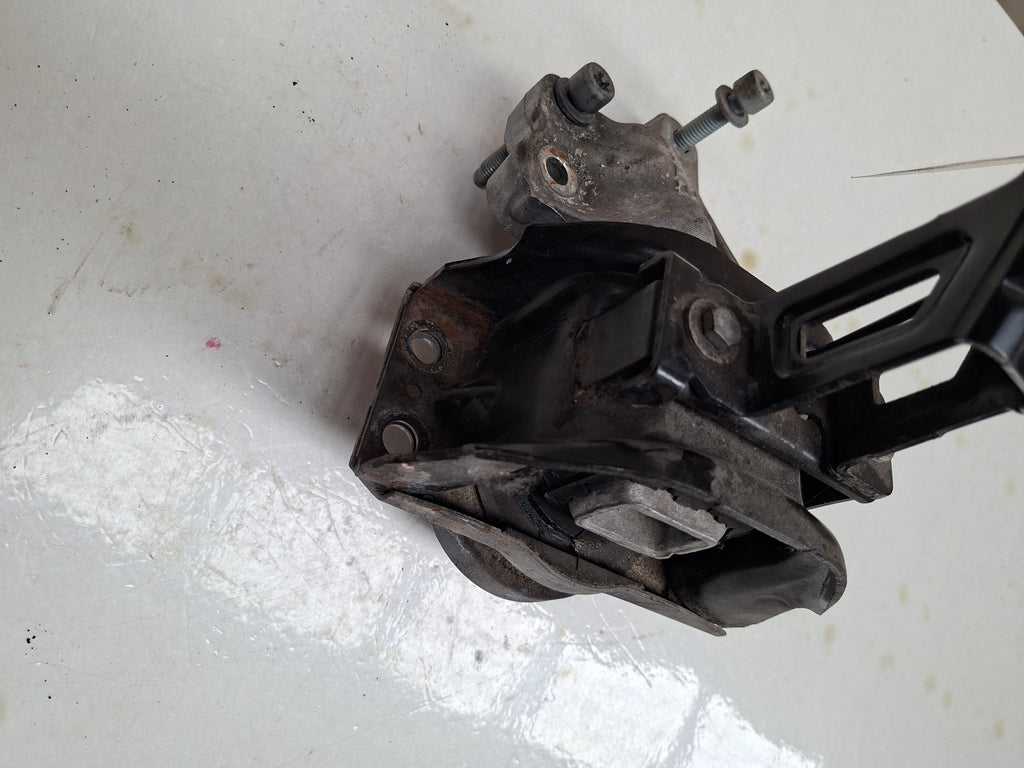 Originele motorsteun van een Peugeot 3008 T84 (OEM 1839 K9), bouwjaar 2012