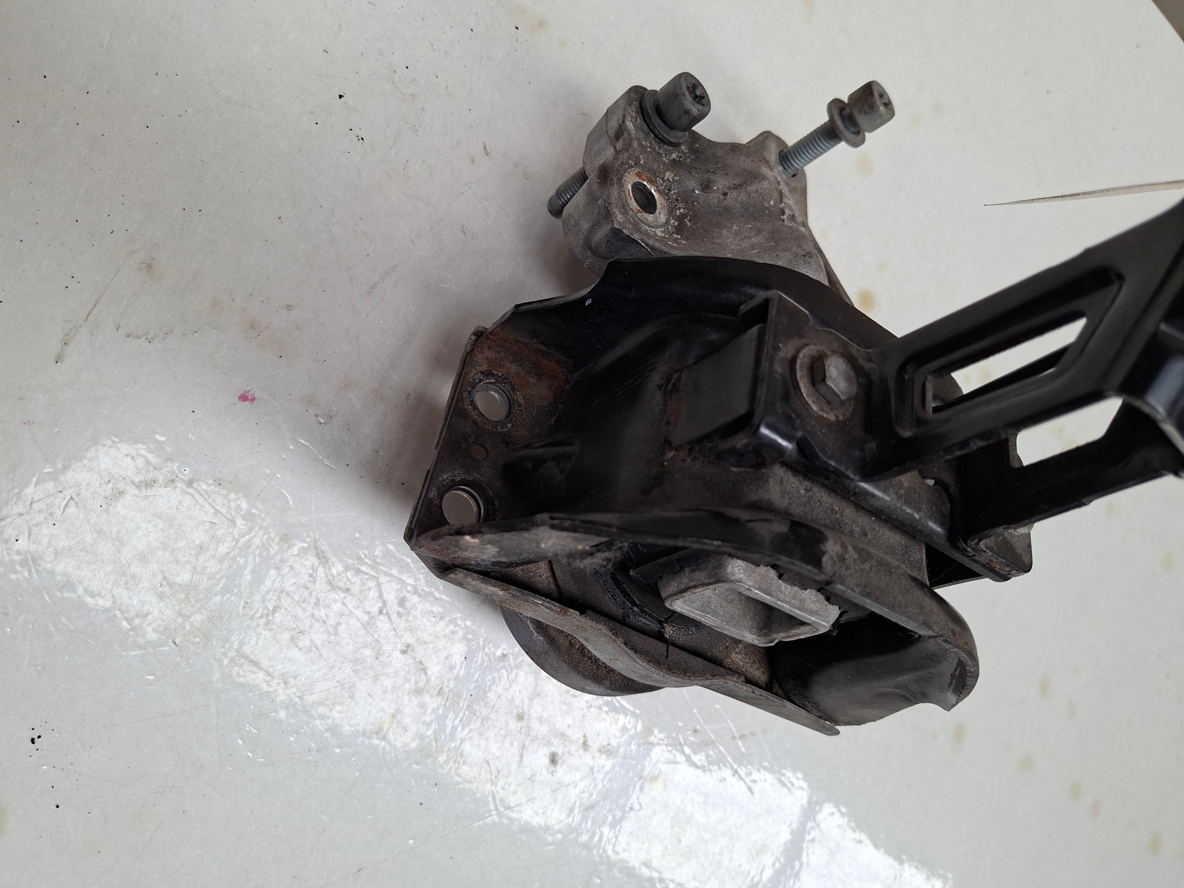 Originele motorsteun van een Peugeot 3008 T84 (OEM 1839 K9), bouwjaar 2012