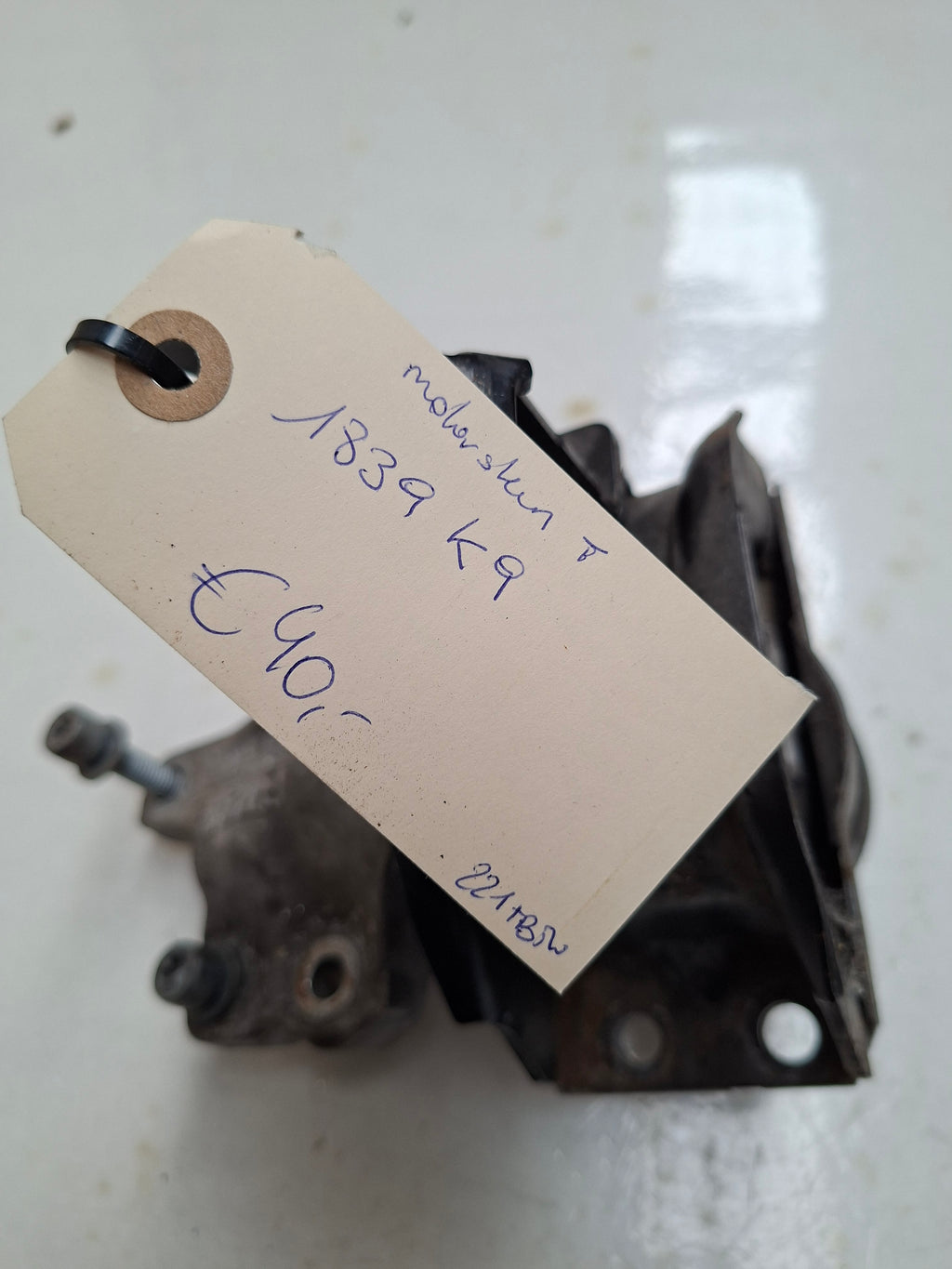 Originele motorsteun van een Peugeot 3008 T84 (OEM 1839 K9), bouwjaar 2012