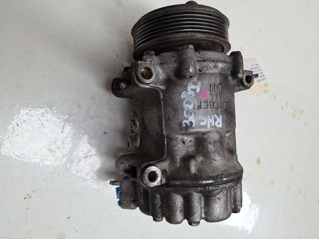 Originele aircocompressor van een Peugeot 3008 T84 (OEM 6453 ZS / 6453 ZT / 16 318 968 80 / 98 258 691 80), bouwjaar 2012