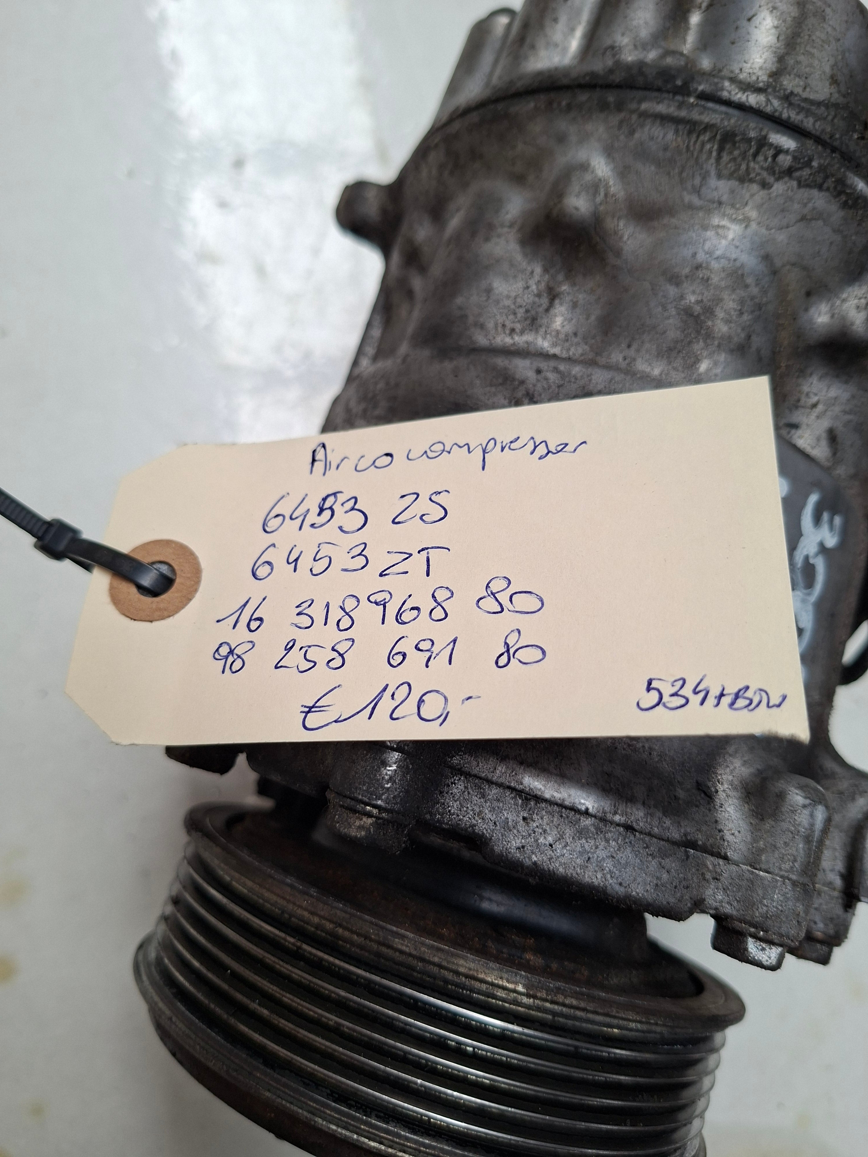 Originele aircocompressor van een Peugeot 3008 T84 (OEM 6453 ZS / 6453 ZT / 16 318 968 80 / 98 258 691 80), bouwjaar 2012