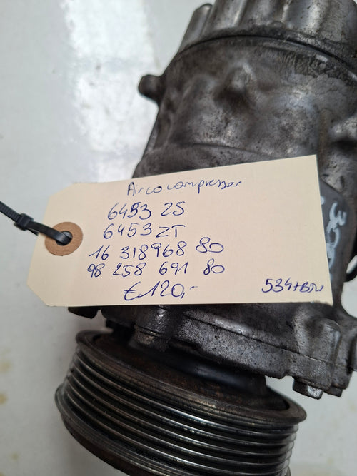 Originele aircocompressor van een Peugeot 3008 T84 (OEM 6453 ZS / 6453 ZT / 16 318 968 80 / 98 258 691 80), bouwjaar 2012