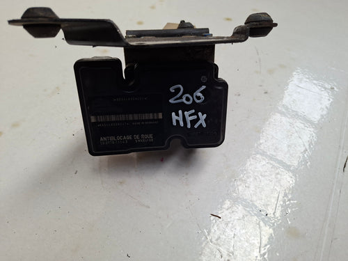 Origineel ABS-blok van een Peugeot 206 (OEM 4541 V1 / 4541 RW / 16 826 087 80), bouwjaar 2005